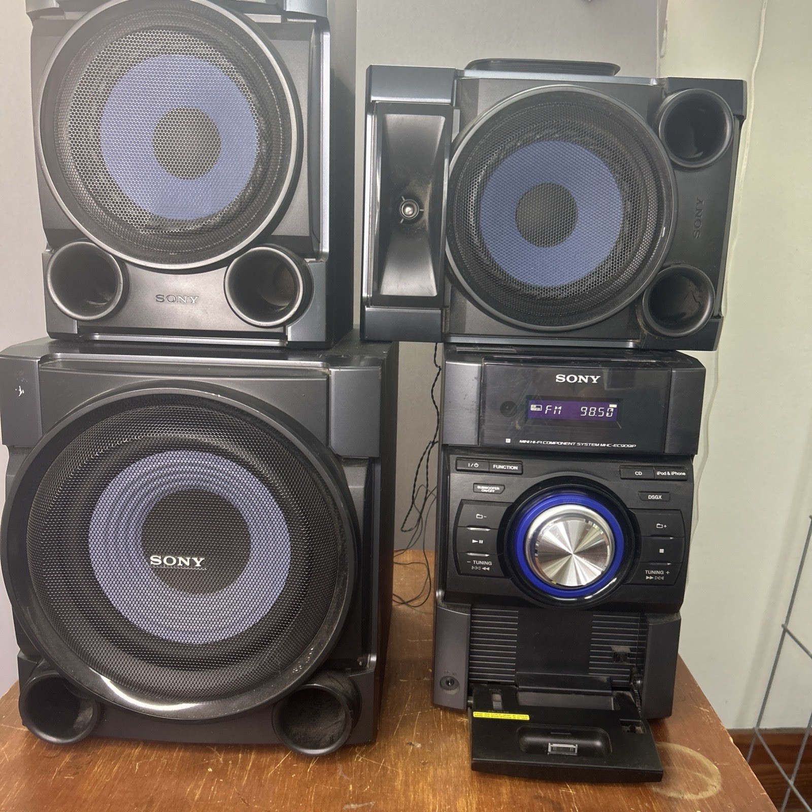 SONY MHC-EC909ip Mini Hi-Fi Radio, CD, iPod/iPhone Dock, 2 Speakers 1 Subwoofer SONY MHC-EC909ip Mini Hi-Fi Radio, CD, iPod/iPhone Dock, 2 Speakers 1 Subwoofer