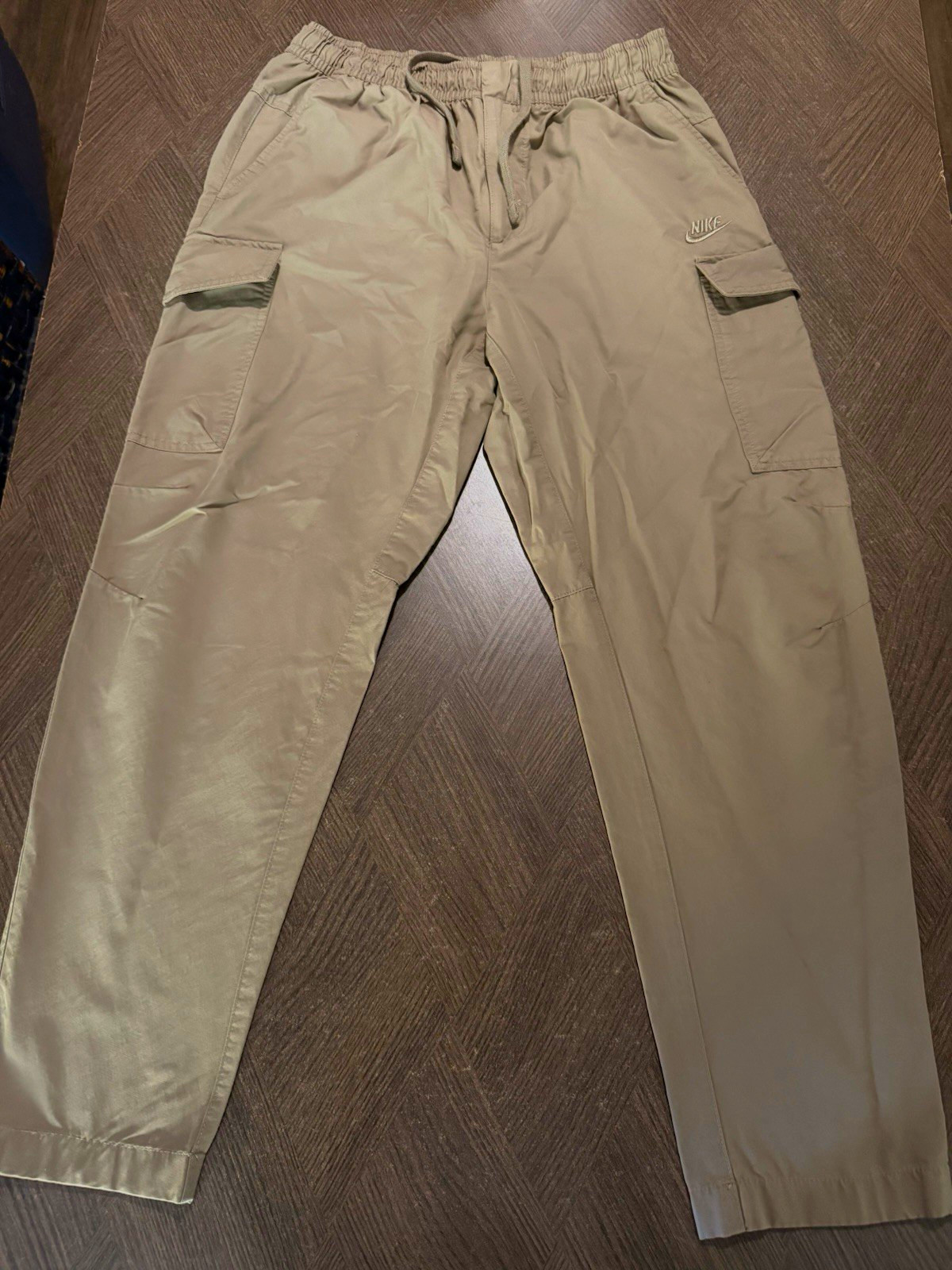 Nike Sportswear Club Men\'s Woven Cargo Utility Pants Khaki Size Large DD5207-208 Nike Sportswear Club Men\'s Woven Cargo Utility Pants Khaki Size Large DD5207-208