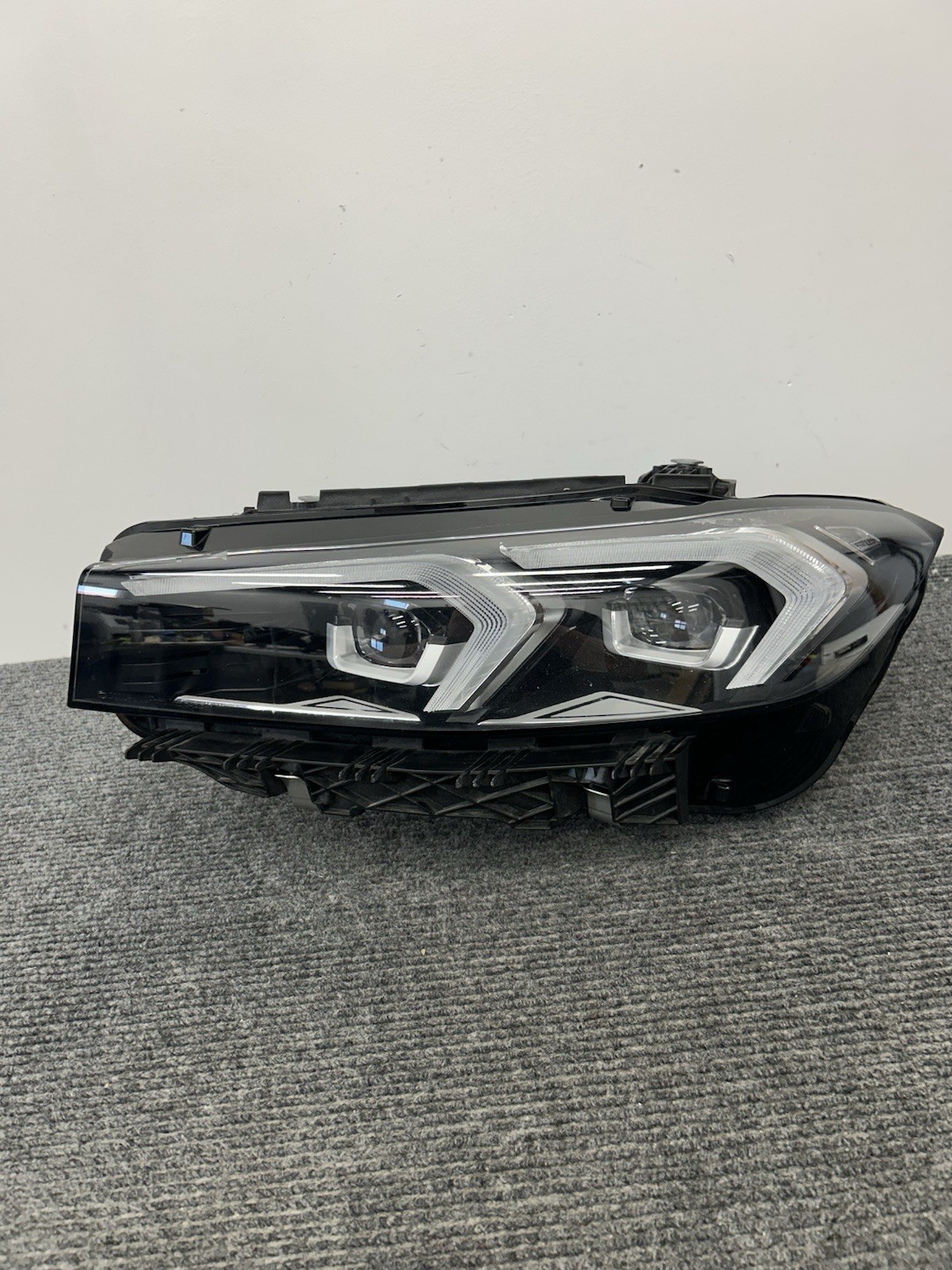 COMPLETE OEM 2023 - 2025 BMW 3-SERIES LED CHROME HEADLIGHT (LEFT/DRIVER) COMPLETE OEM 2023 - 2025 BMW 3-SERIES LED CHROME HEADLIGHT (LEFT/DRIVER)