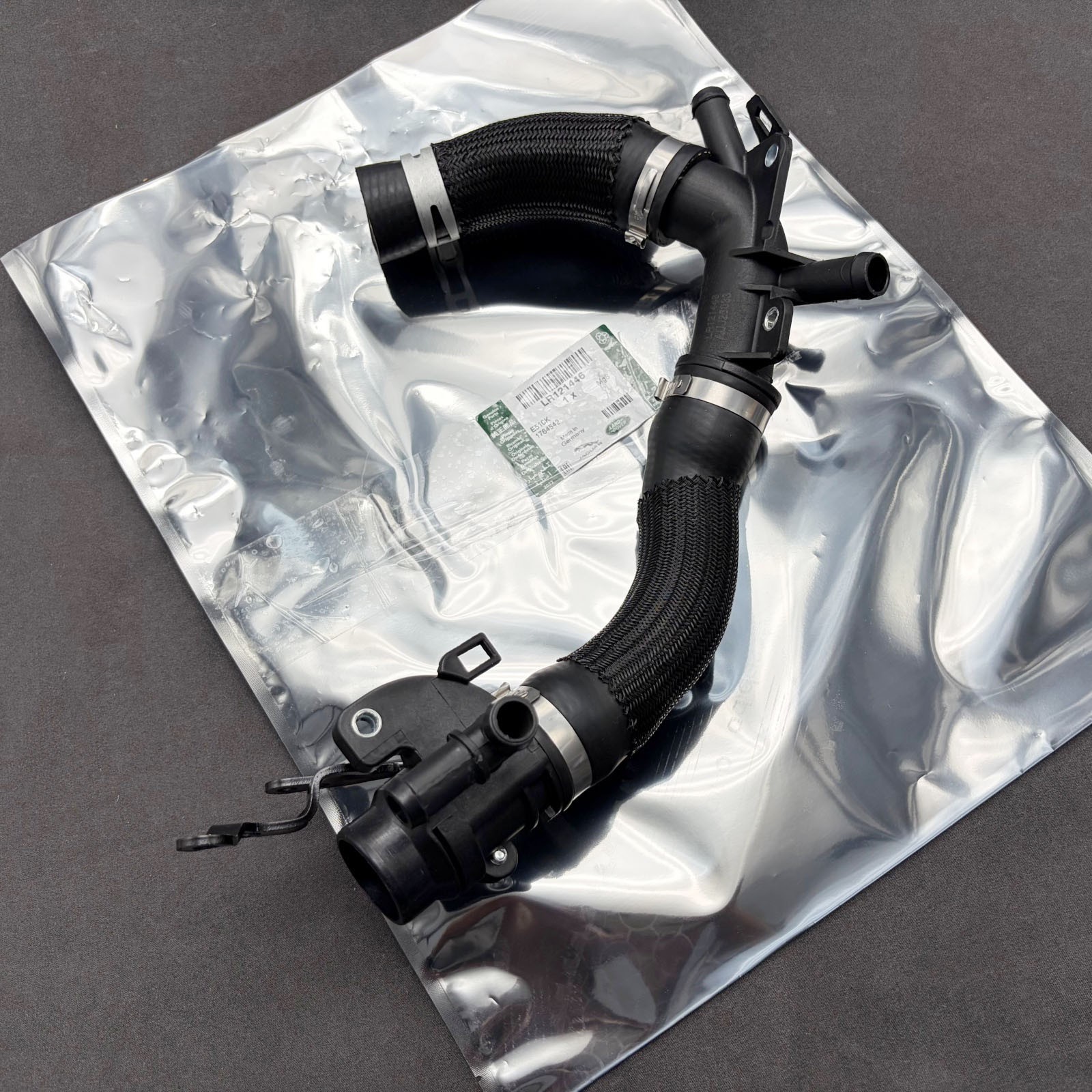 New Thermostat Hose Coolant Pipe for Land Range Rover Defender I6 3.0 LR121446 New Thermostat Hose Coolant Pipe for Land Range Rover Defender I6 3.0 LR121446