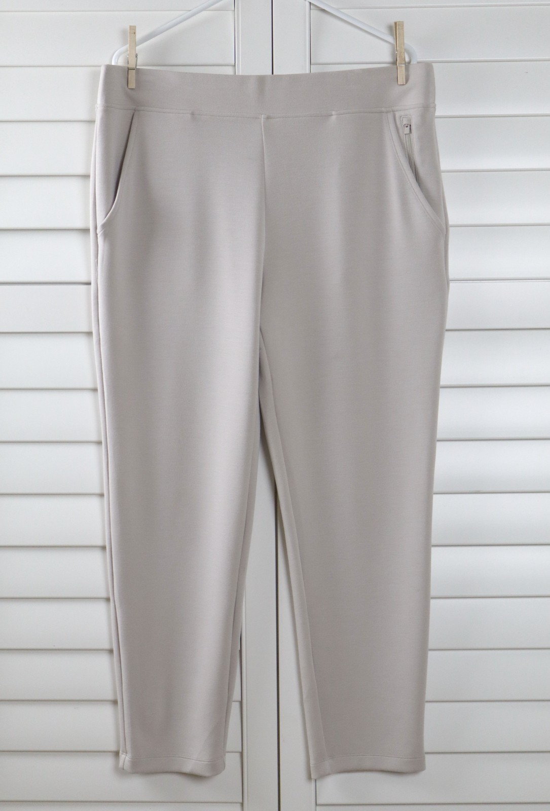 CHICO\'S Zenergy NWT $99 Soft Scuba Tapered Ankle Pants Size 2 R US Large