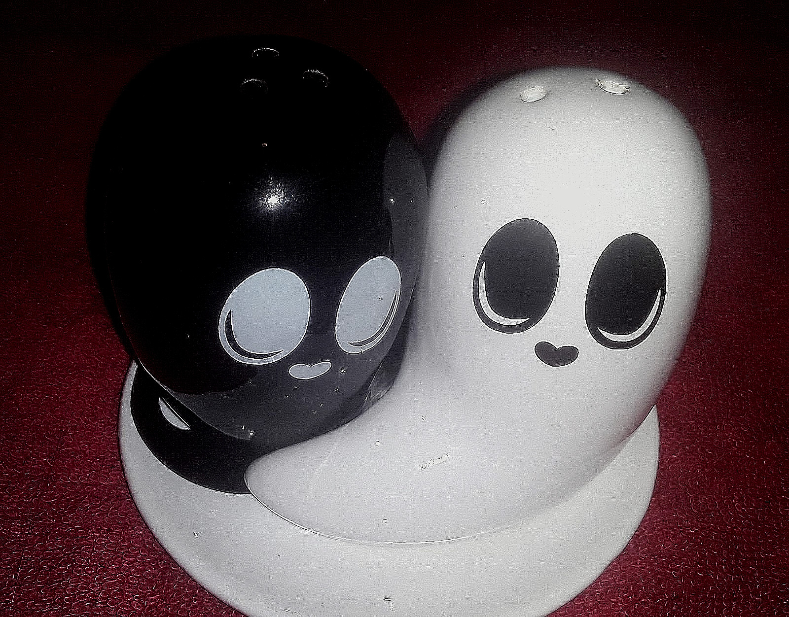 KILLSTAR 2021 YIN-YANG GHOST SALT-AND-PEPPER SHAKERS ON TRAY NEW NEVER BEEN USED KILLSTAR 2021 YIN-YANG GHOST SALT-AND-PEPPER SHAKERS ON TRAY NEW NEVER BEEN USED
