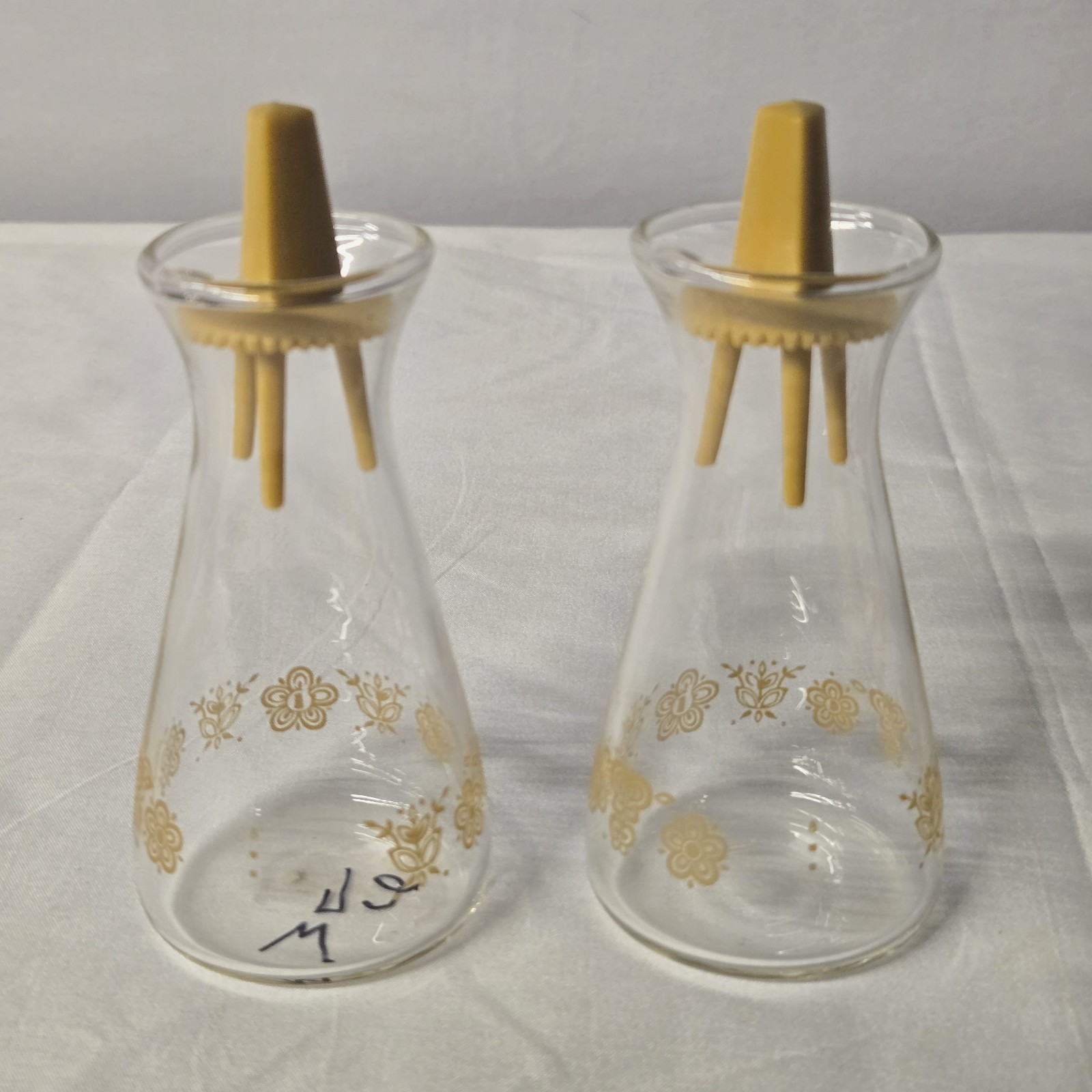 Vintage 1970’s Pyrex Gold Butterfly Floral Glass Salt And Pepper Shakers MCM E38 Vintage 1970’s Pyrex Gold Butterfly Floral Glass Salt And Pepper Shakers MCM E38