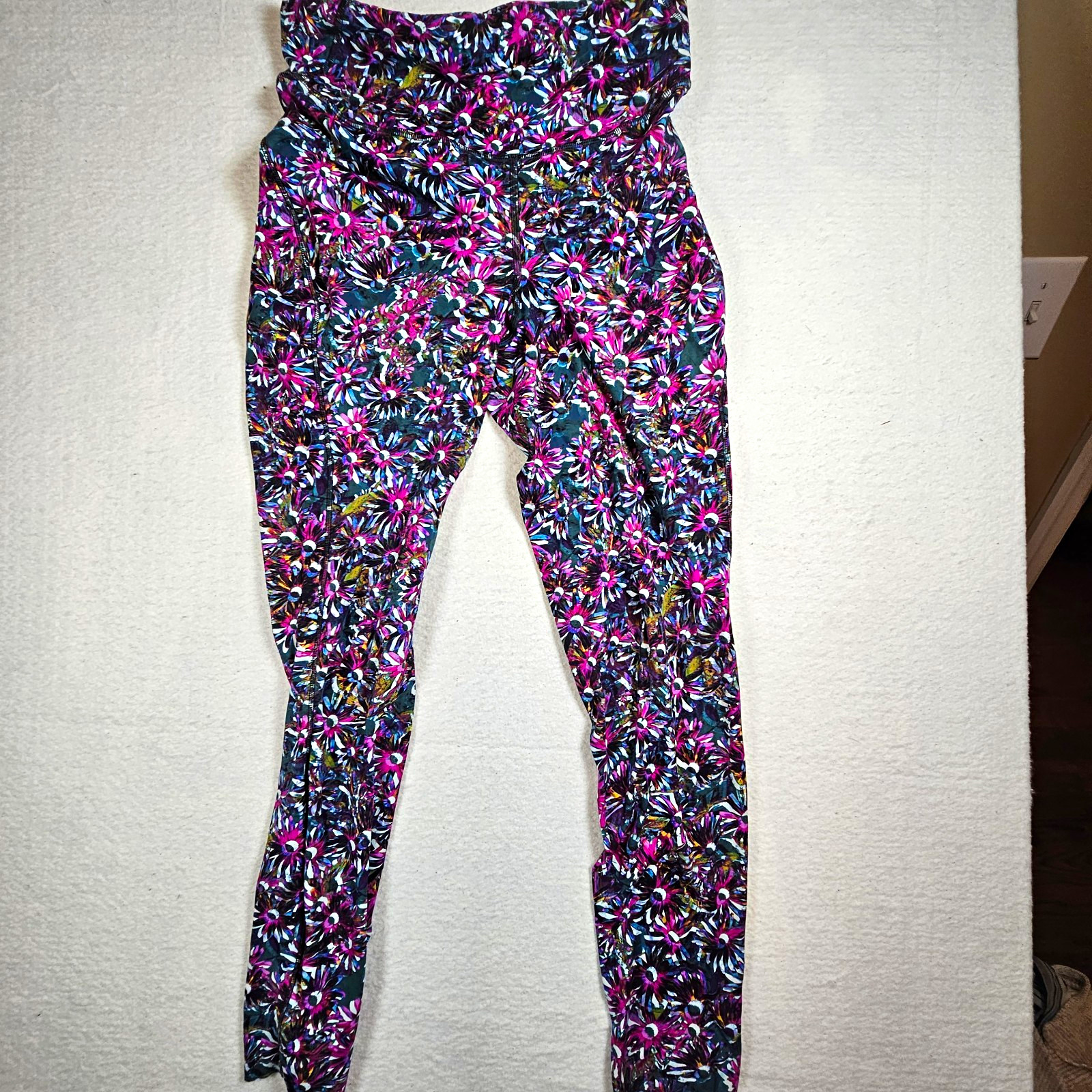 lululemon athletica Women\'s 8 Multicolor Floral Ankle Leggings Elastic Waist lululemon athletica Women\'s 8 Multicolor Floral Ankle Leggings Elastic Waist