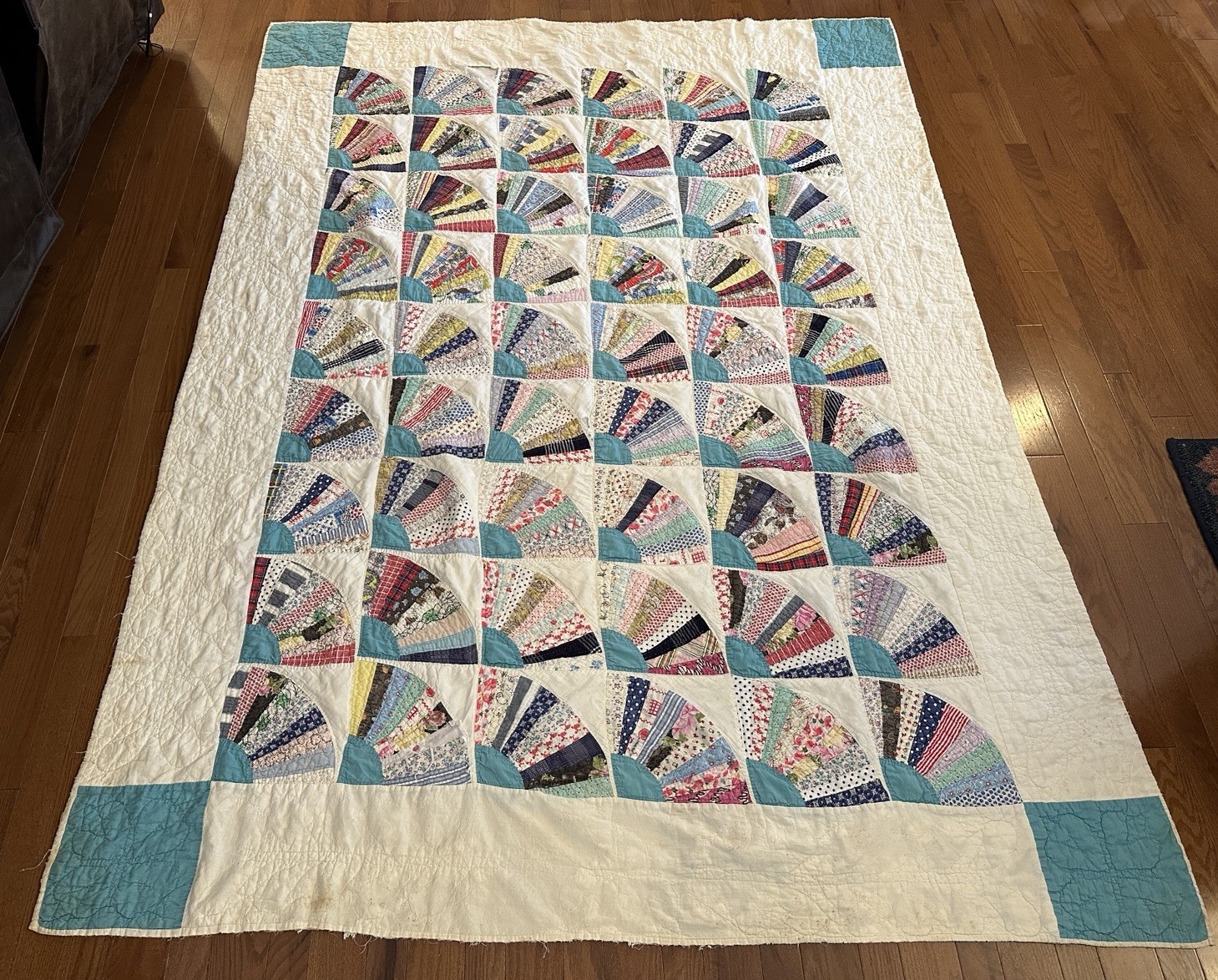 Grandmother’s Fan Quilt Vtg Hand Quilted Patchwork Feedsack Cutter 65x90 READ