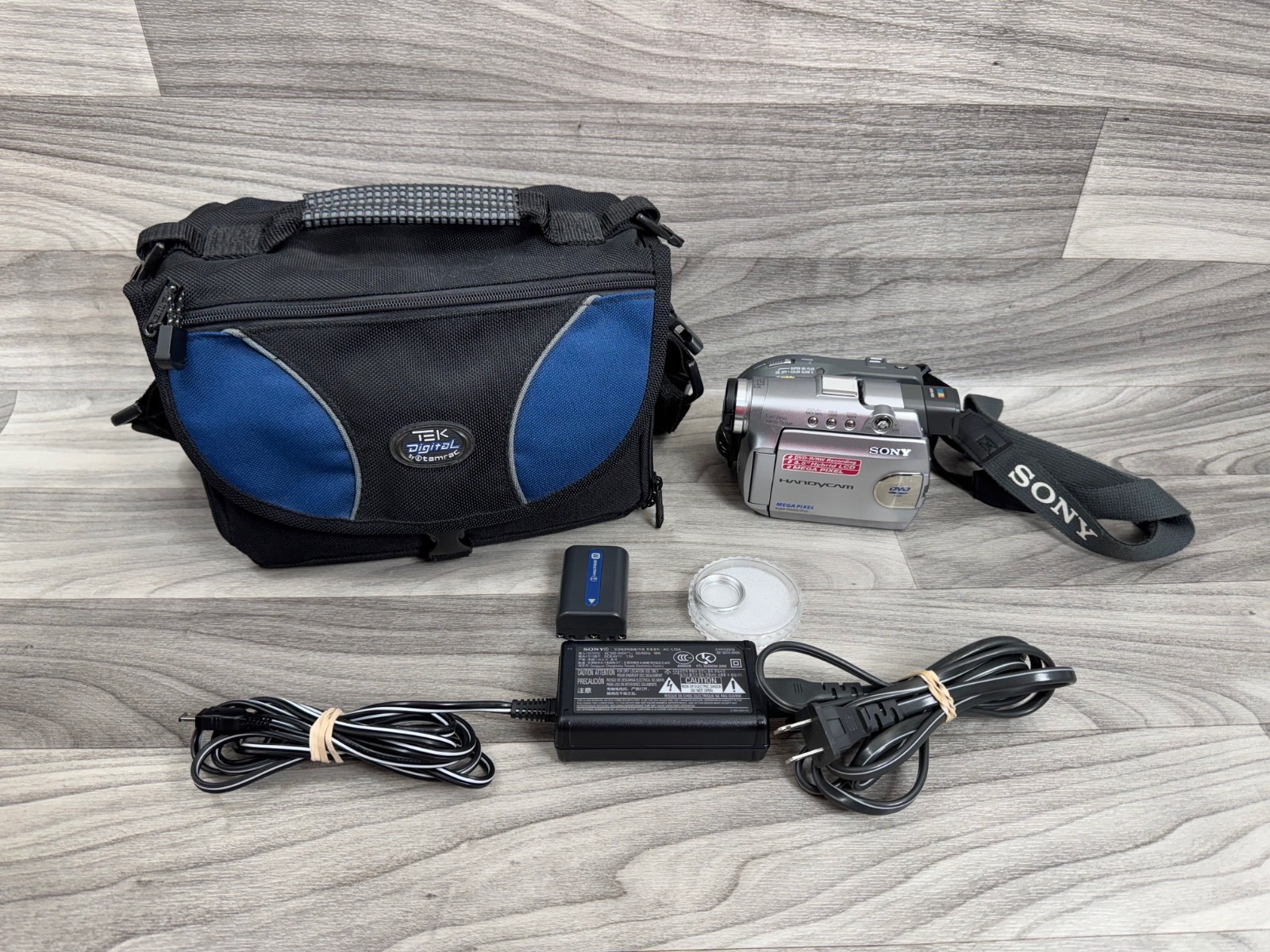 SONY HANDYCAM DCR-DVD301 DIGITAL VIDEO CAMCORDER CAMERA BUNDLE CASE BATTERY SONY HANDYCAM DCR-DVD301 DIGITAL VIDEO CAMCORDER CAMERA BUNDLE CASE BATTERY