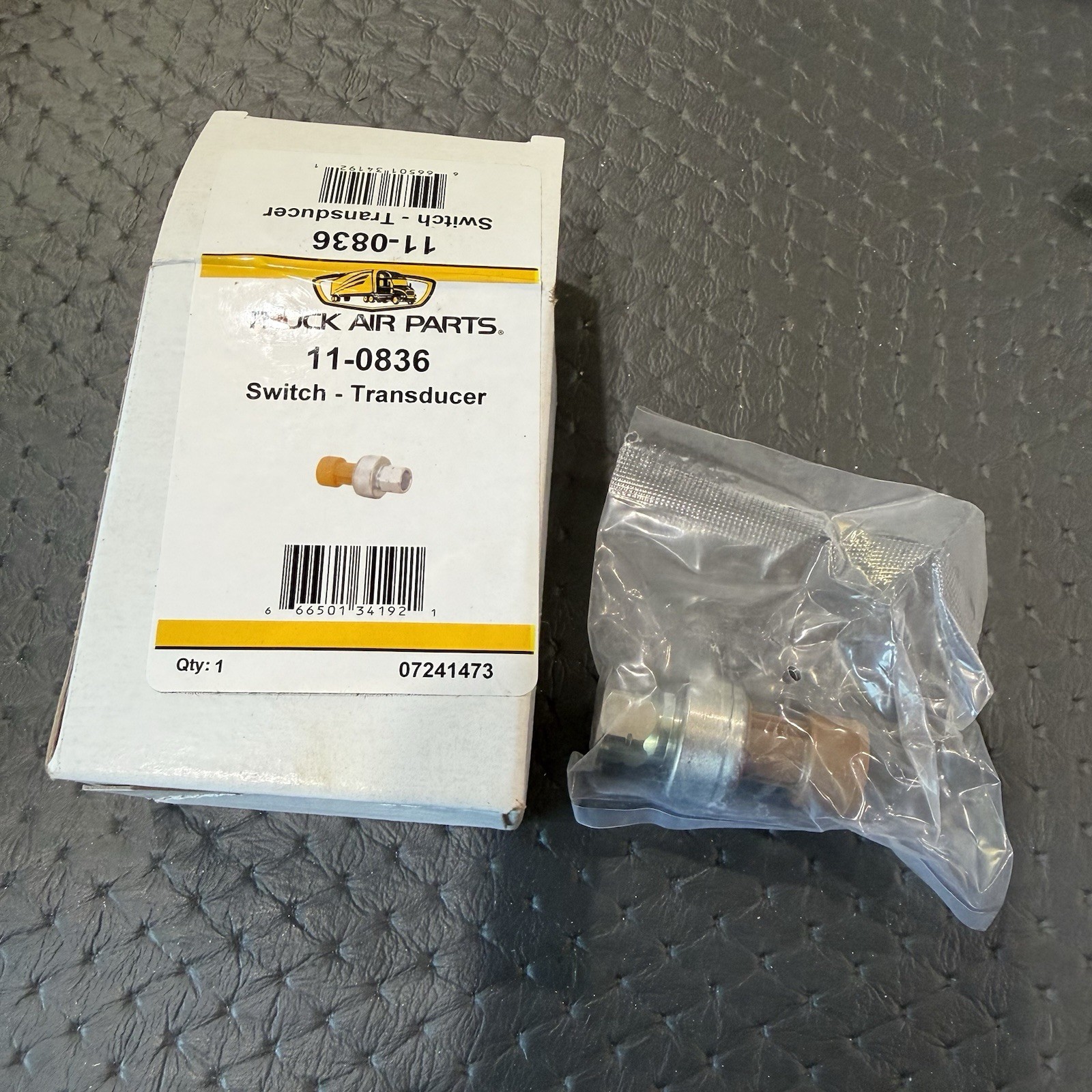 Truck Air 11-0836 Navistar 3546241C1 MEI 1473 A/C Pressure Transducer NOS Truck Air 11-0836 Navistar 3546241C1 MEI 1473 A/C Pressure Transducer NOS