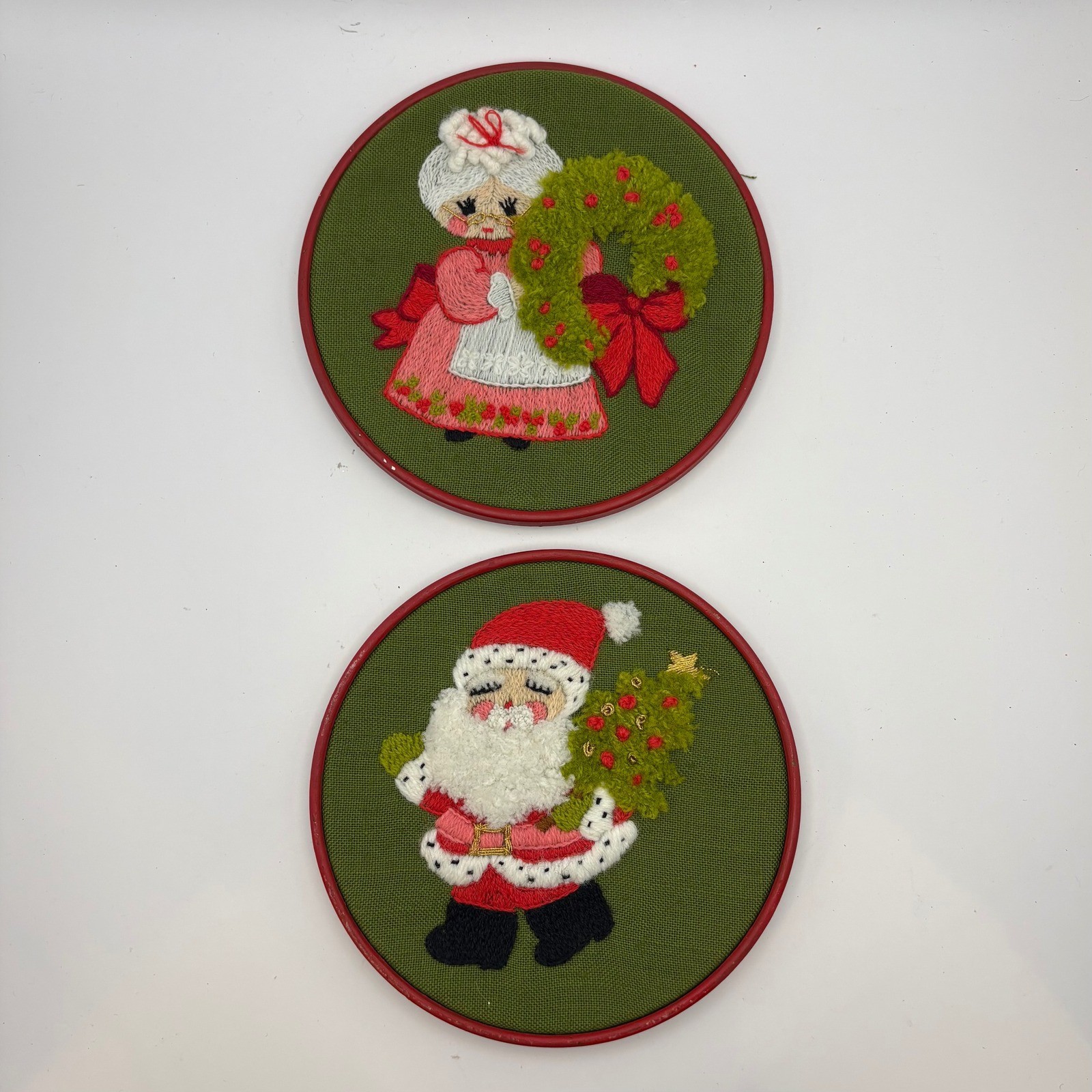 Vtg 1976 Christmas Crewel Embroidery Hoops Pair Santa Mrs Claus Cottagecore 6in