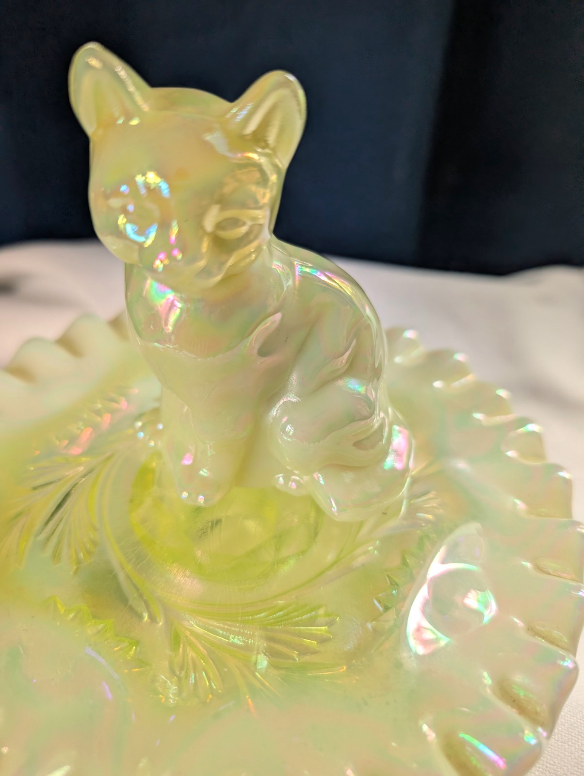 Fenton glass beautiful buttercream sitting cat Fenton glass beautiful buttercream sitting cat