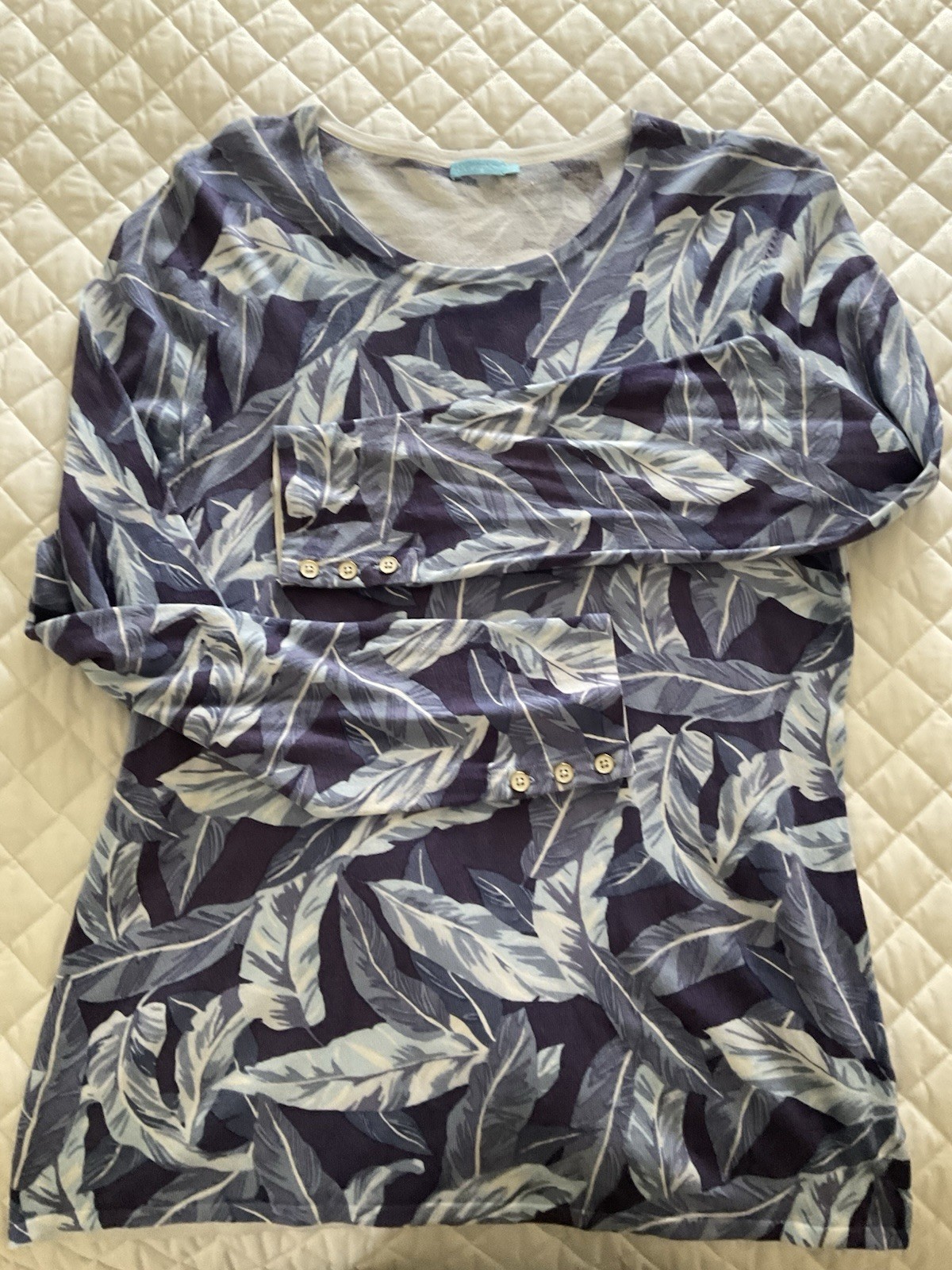 J McLaughlin Navy Pattern Top With White Button Cuff XL J McLaughlin Navy Pattern Top With White Button Cuff XL