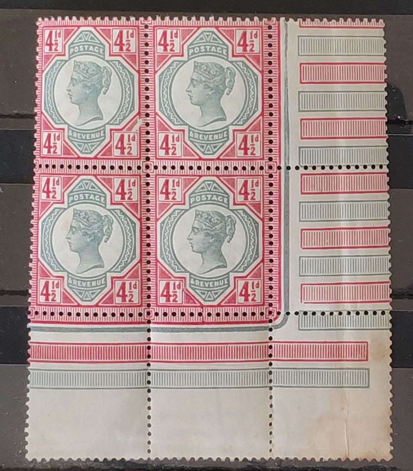 GB QV. 1887. RARE ERRORs 4½d Jubilee corner block of 4 with printing flaws MUH.