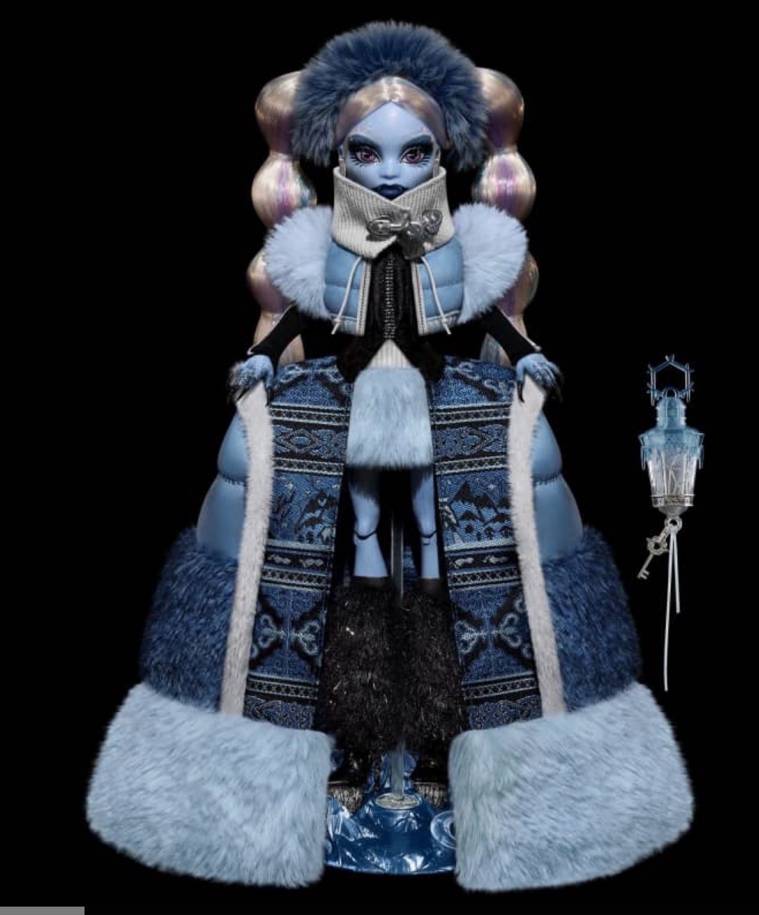 Monster High Fang Vote Abbey Bominable in Shipper in Hand Monster High Fang Vote Abbey Bominable in Shipper in Hand