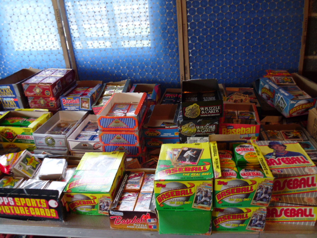 COLOSSAL VINTAGE SPORTSCARDS COLLECTION WITH OLD UNOPENED PACKS FREE MANTLE