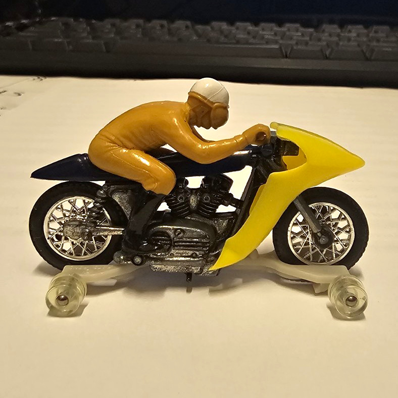 Vintage 1971 Hot Wheels RRRumblers RIP SNORTER Motorcycle Yellow Rider Base 