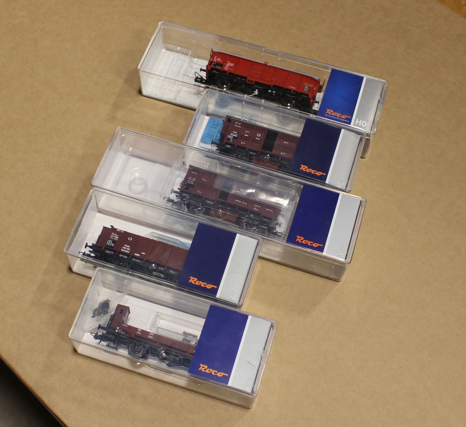 Roco HO 76060 set & 66856 & 76305 freight cars -All perfect, used for display Roco HO 76060 set & 66856 & 76305 freight cars -All perfect, used for display