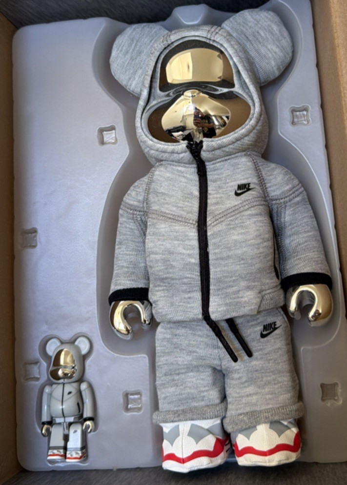 Medicom Toy BE@RBRICK x Nike Tech Fleece N98 100% & 400% Set With Box Medicom Toy BE@RBRICK x Nike Tech Fleece N98 100% & 400% Set With Box
