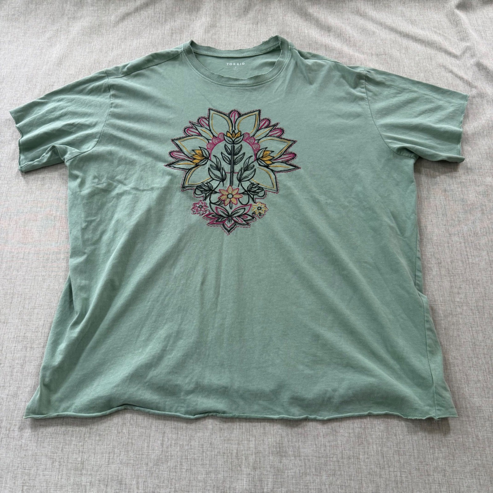 Torrid Graphic Womens Green Boho Embroidered Floral Raw Hem Cotton Size Tee