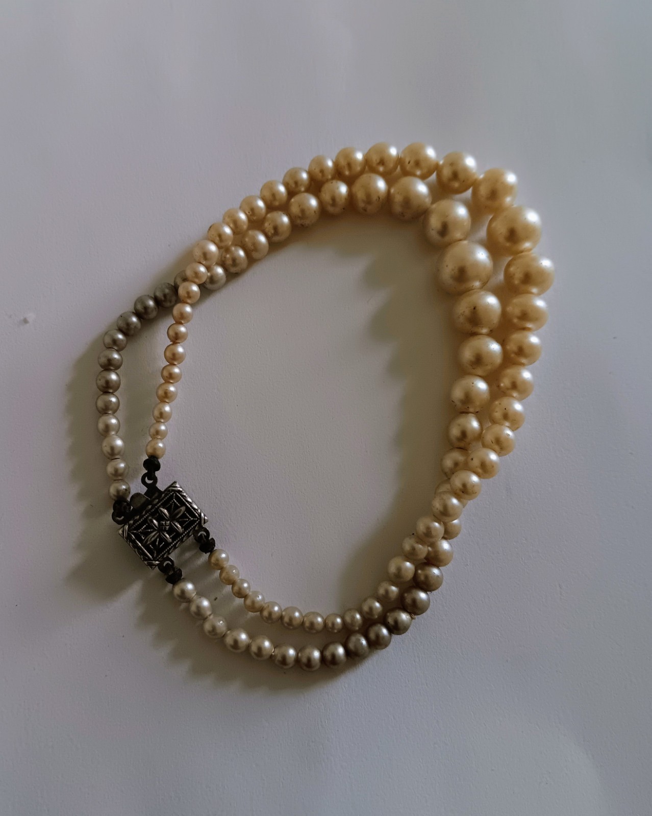 Beautiful Vintage Estate 2 Tone Pearl Bracelet W/Sterling Silver Clasp Size 8 Beautiful Vintage Estate 2 Tone Pearl Bracelet W/Sterling Silver Clasp Size 8