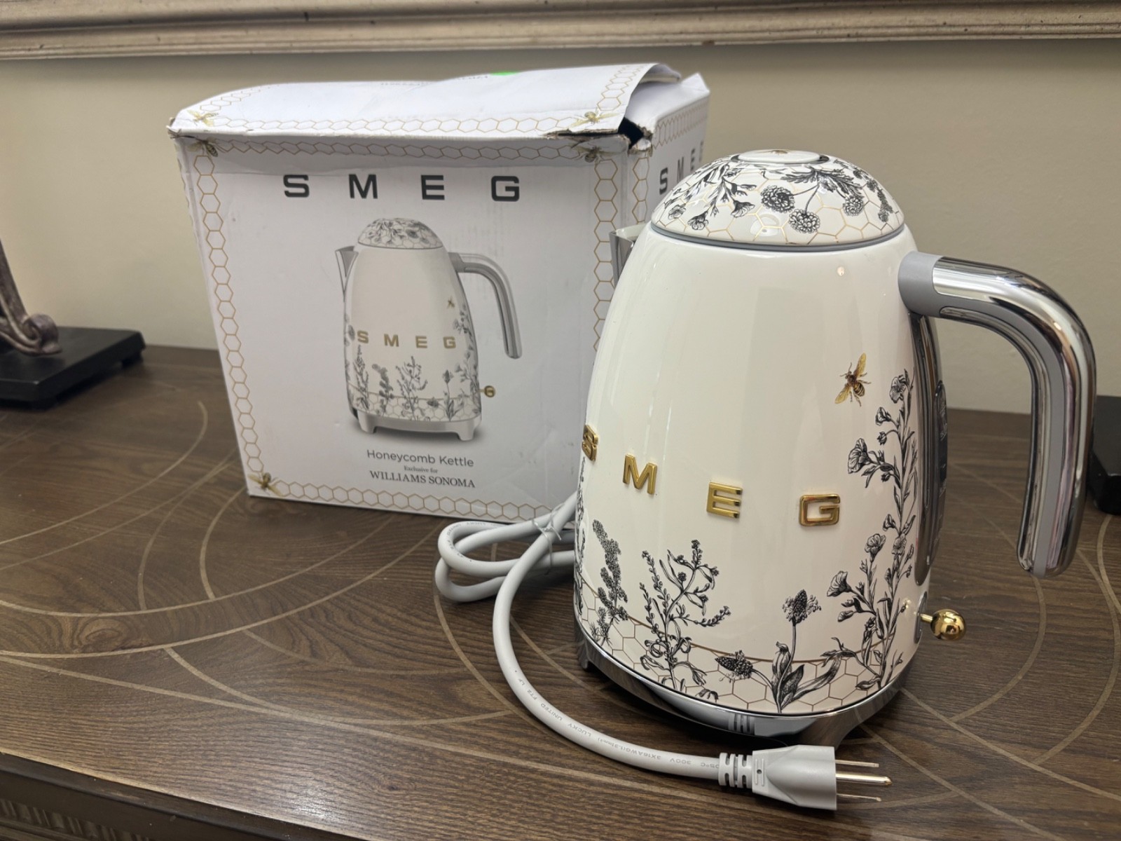 SMEG Honeycomb Electric Kettle 7 Cup – Bee & Wildflower Gold Accents Italy