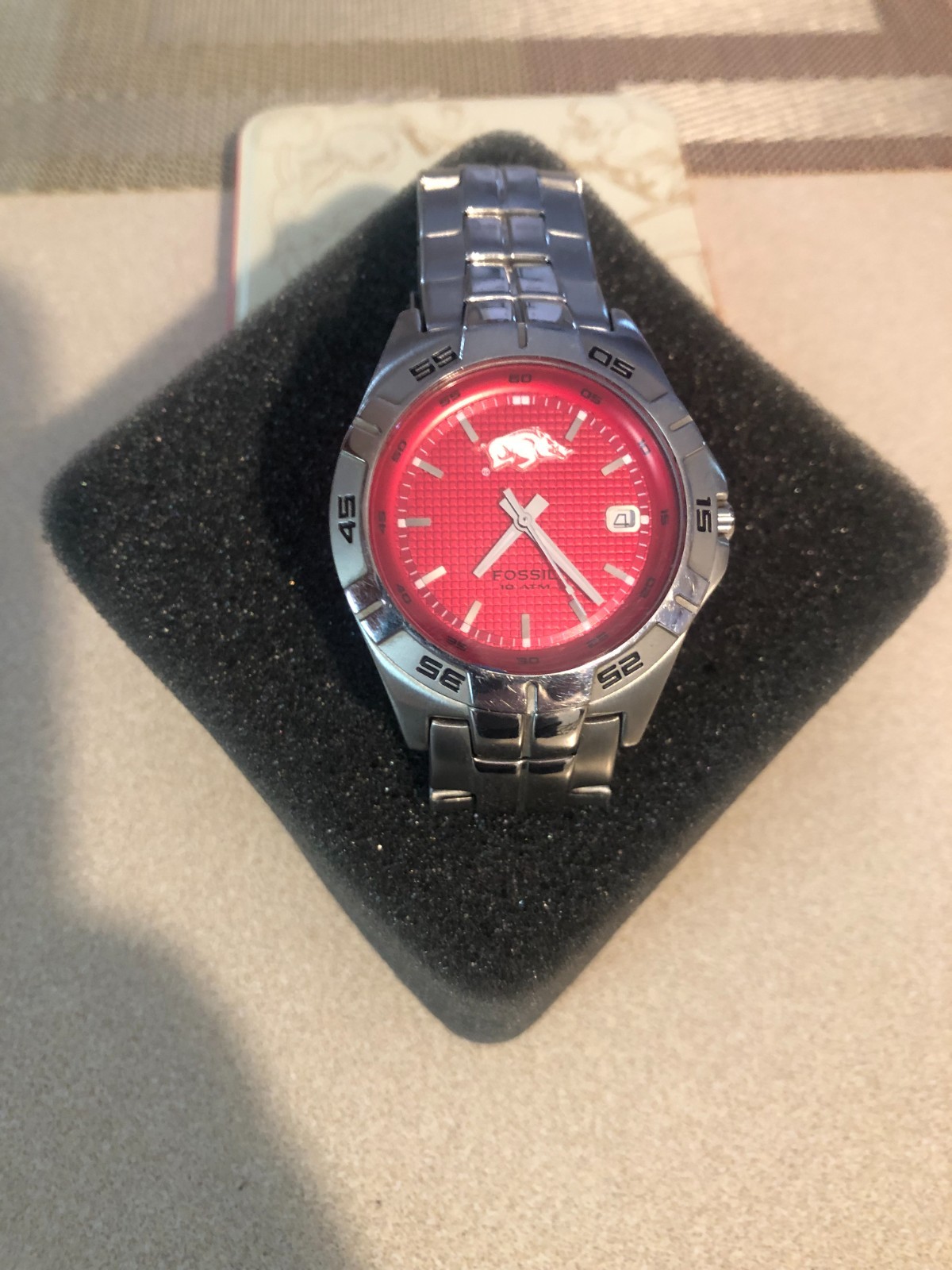 Authentic Fossil 2006 Arkansas Razorbacks Mens Watch/Original Tin-Needs Battery Authentic Fossil 2006 Arkansas Razorbacks Mens Watch/Original Tin-Needs Battery