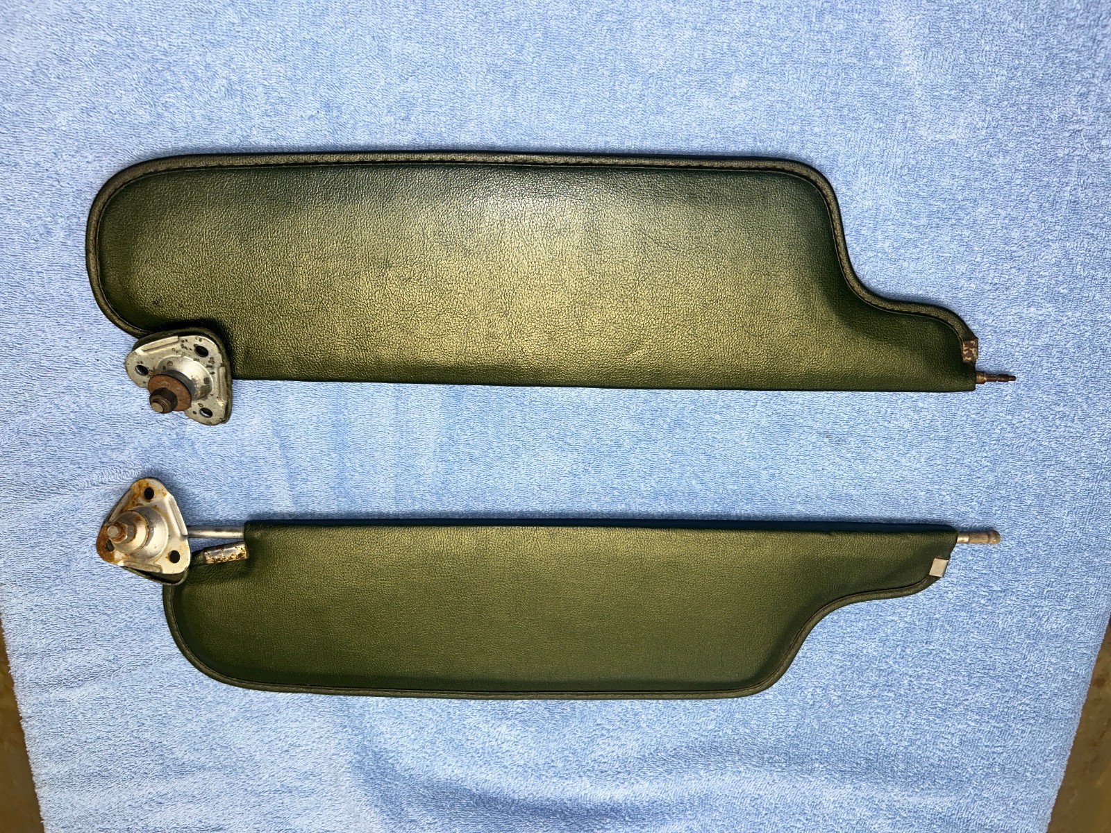 1970 1971 PLYMOUTH BARRACUDA CUDA DODGE CHALLENGER E-BODY DARK GREEN SUN VISORS