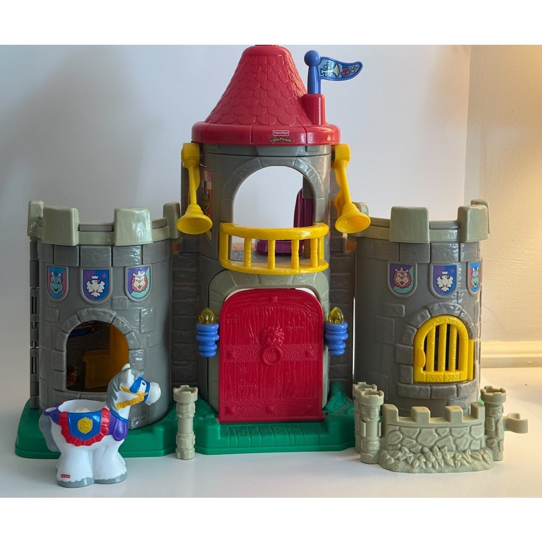 Vintage 2003 Fisher Price Little People Kingdom Castle Playset With Horse Figure Vintage 2003 Fisher Price Little People Kingdom Castle Playset With Horse Figure
