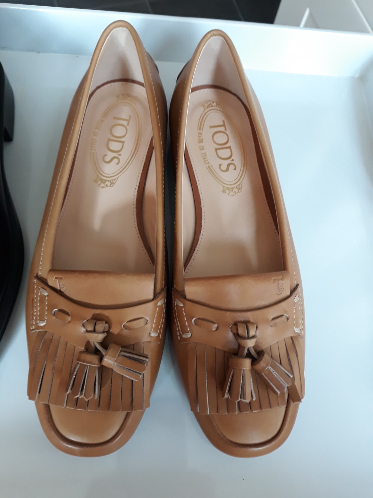 TOD\'S Camel Leather Loafer Flats Women US 5.5 UK 2.5 Tasseled Fringe Accent NEW