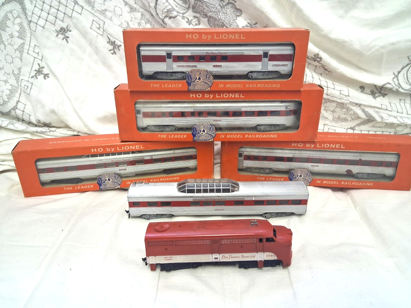 Vintage LIONEL HO Texas Special FA Diesel Locomotive & 4-PASSENGER CARS BOXED Vintage LIONEL HO Texas Special FA Diesel Locomotive & 4-PASSENGER CARS BOXED