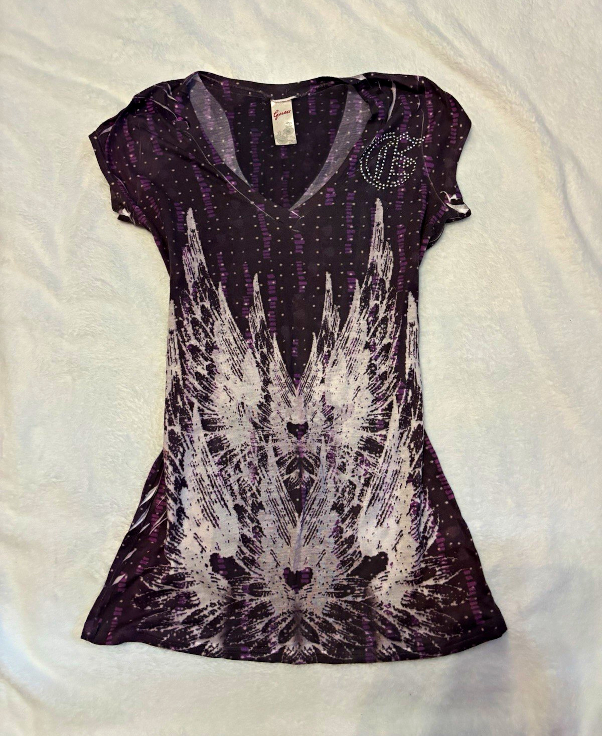 Guess Women’s Purple/Black/White V-Neck Short Sleeve Graphic Print Tee Size S Guess Women’s Purple/Black/White V-Neck Short Sleeve Graphic Print Tee Size S