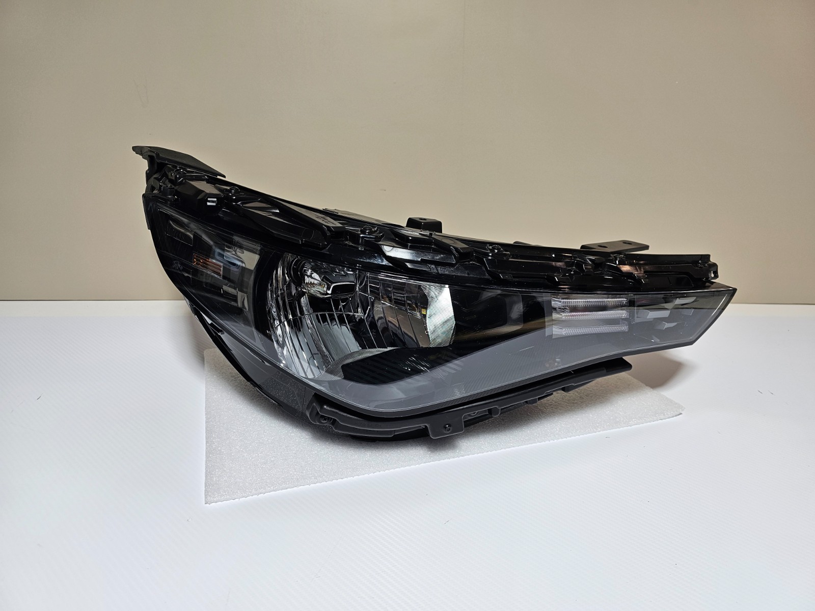 Kia Soul OEM Right Headlight 2023 2024 2025