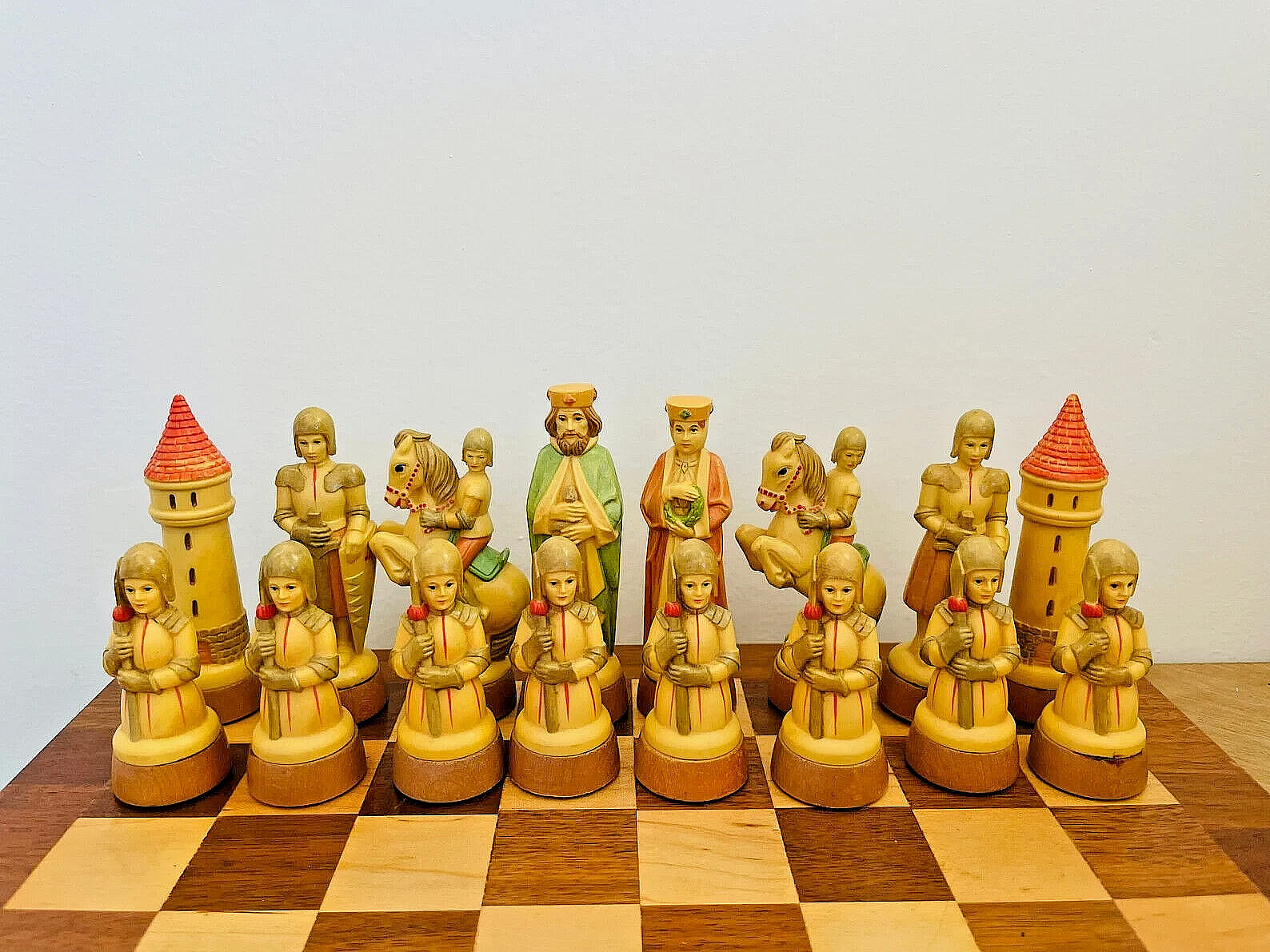 ✔️ NEW VINTAGE 1958 ANRI TORIART CHARLEMAGNE Hand painted Chess SET  -1