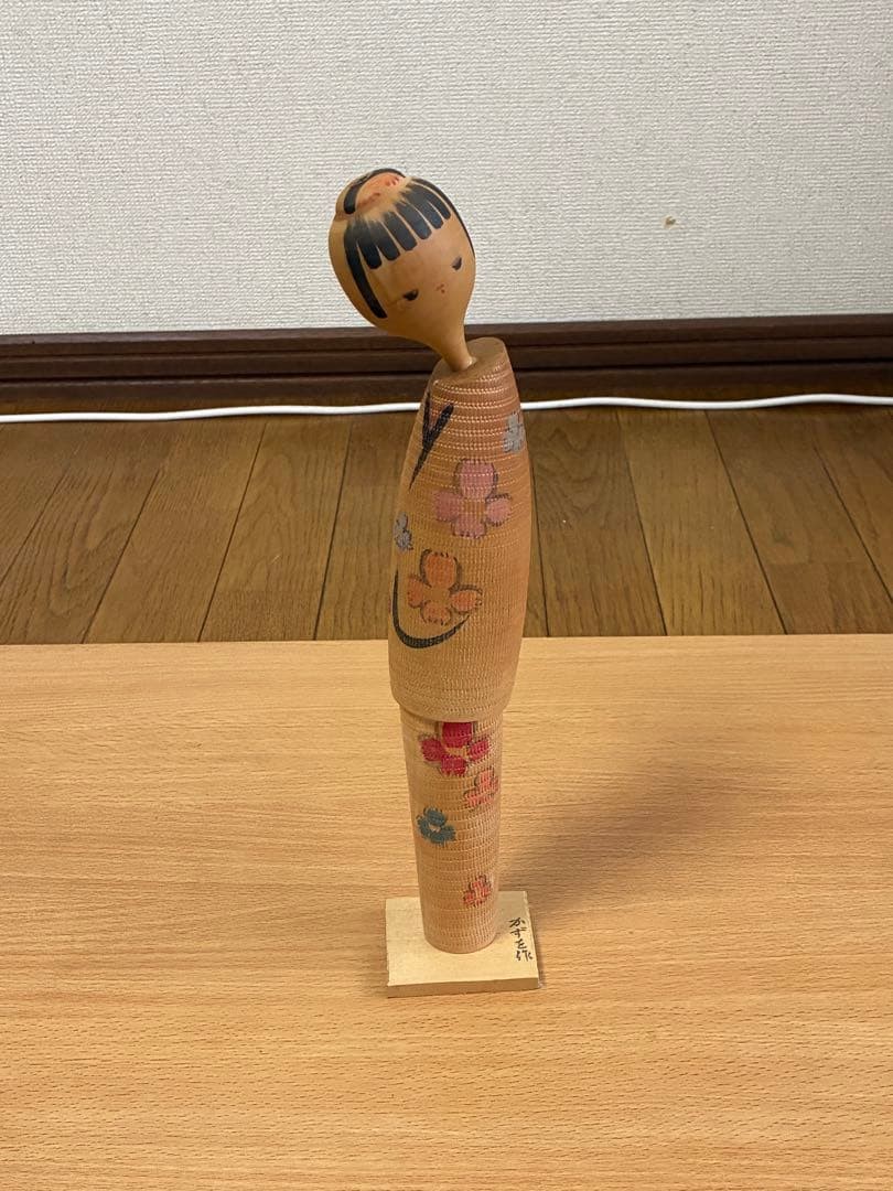 Creation Sosaku Kokeshi Kazuwo floral pattern