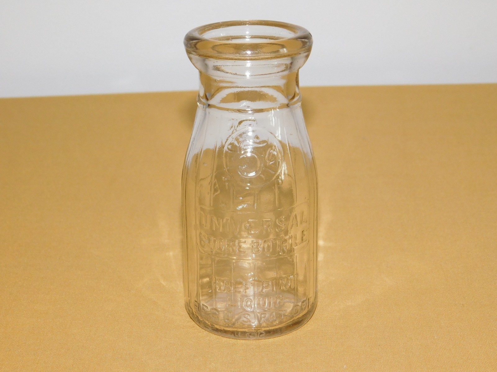 VINTAGE 1946 UNIVERSAL STORE 5C BOTTLE  1/2 HALF PINT MILK BOTTLE