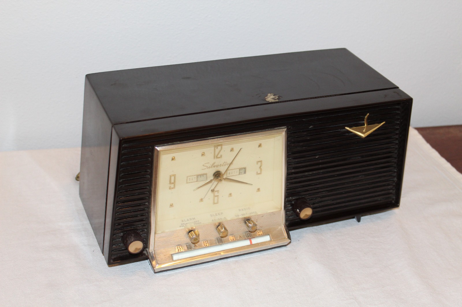 Silvertone Model 6025 AM Clock Day Date Telechron - 6  Tube Radio - 1956