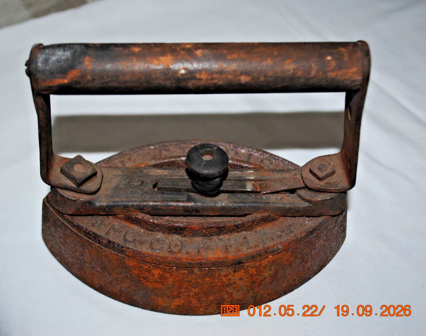 VINTAGE MFG & Co Enterprice IRON WITH WOOD HANDLE VINTAGE MFG & Co Enterprice IRON WITH WOOD HANDLE