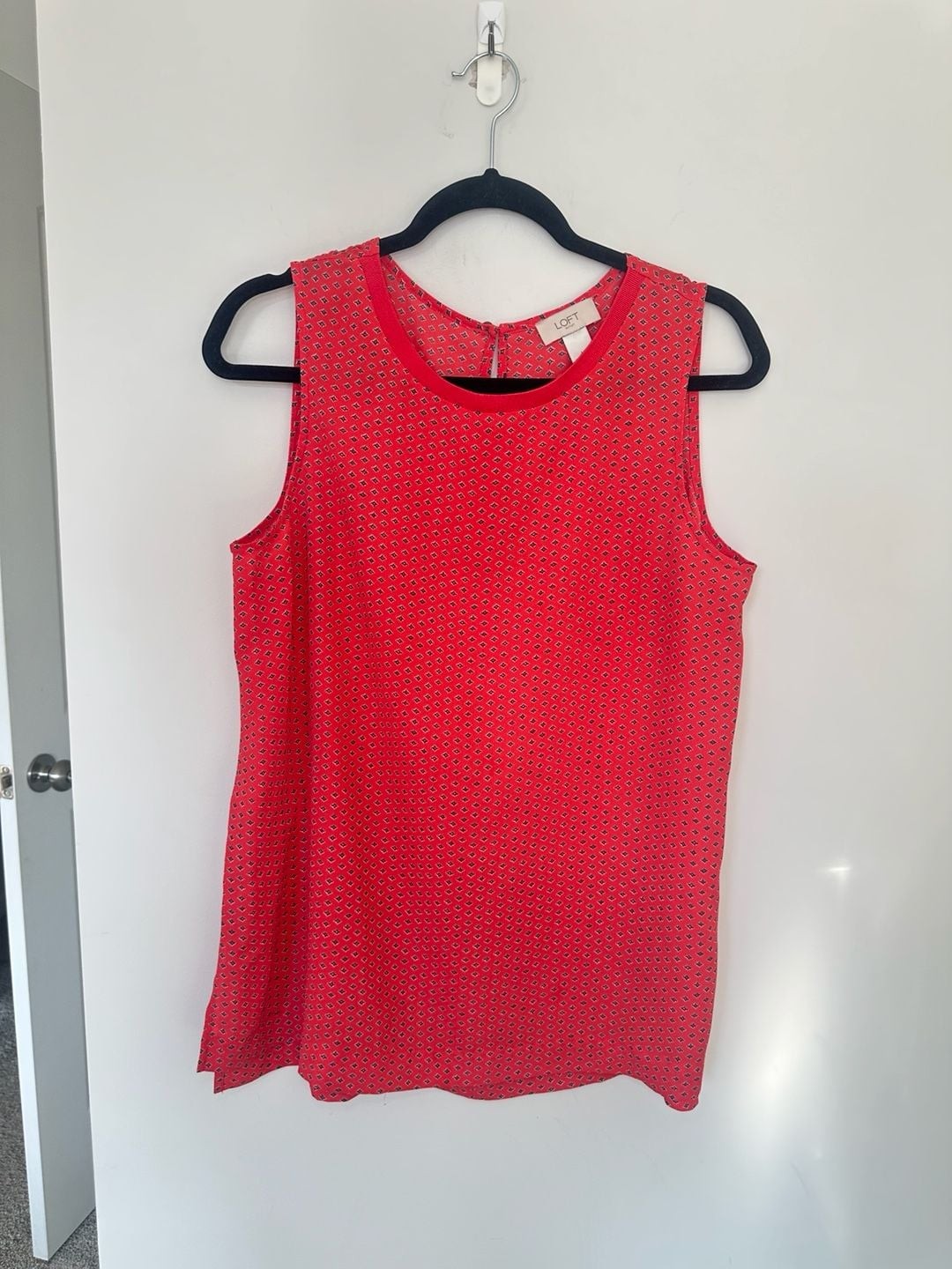 Loft Outlet Sleeveless Blouse Size M Red Geometric Print Top Loft Outlet Sleeveless Blouse Size M Red Geometric Print Top
