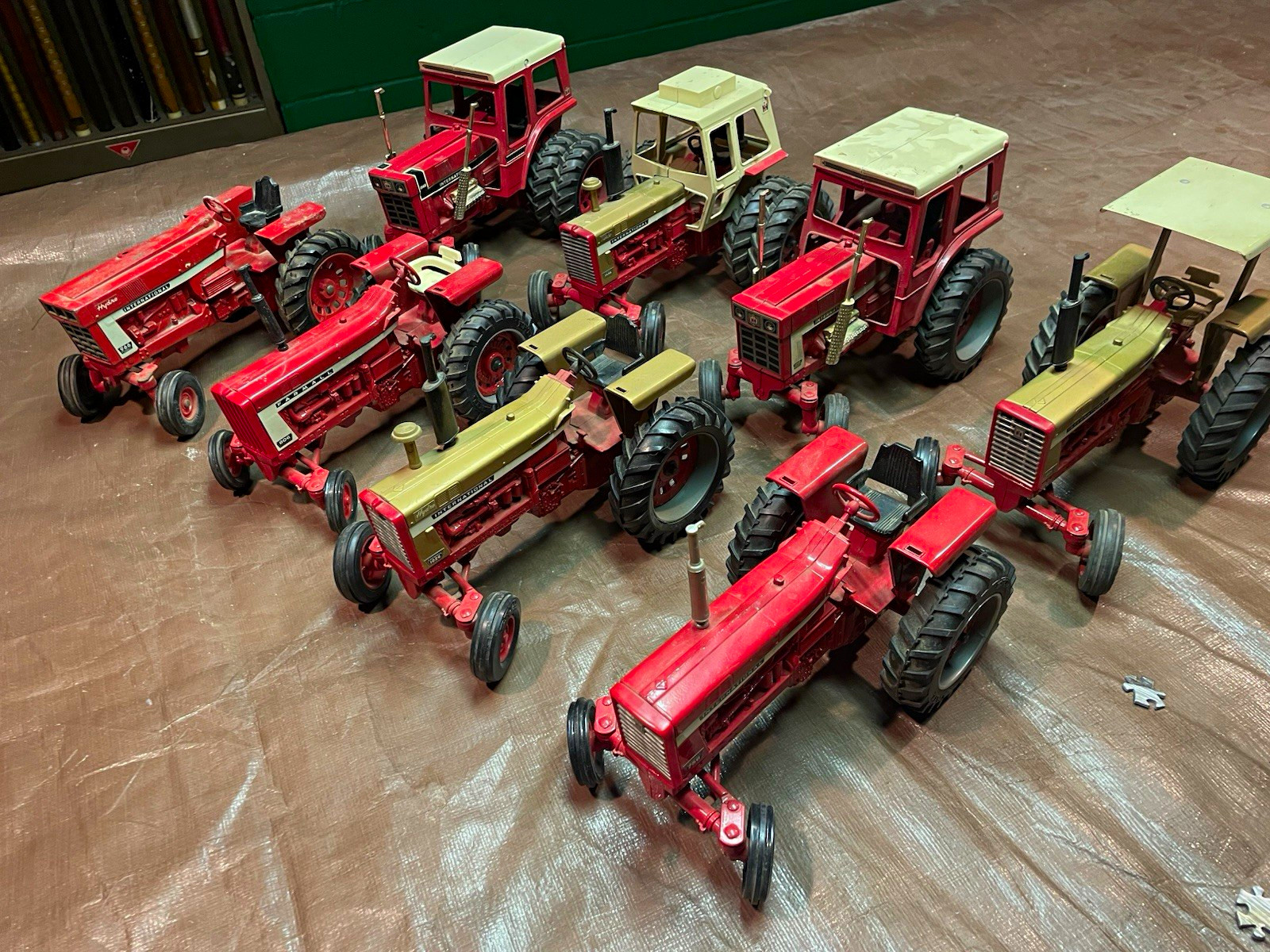 8 International Harvester Farmall 806 1:16 Diecast Tractor Model Lot, Red Tan 8 International Harvester Farmall 806 1:16 Diecast Tractor Model Lot, Red Tan