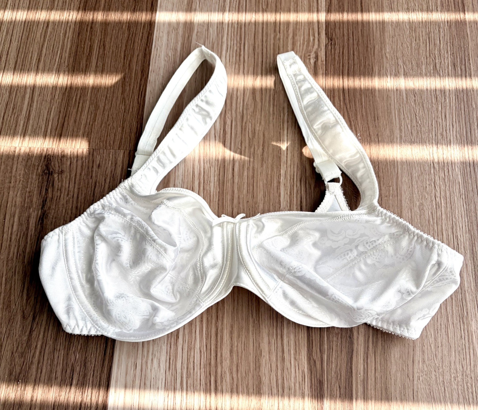 Vtg Bali 3562 Satin Tracings Minimizer Underwire Bra 34C White Satin Skin Vtg Bali 3562 Satin Tracings Minimizer Underwire Bra 34C White Satin Skin