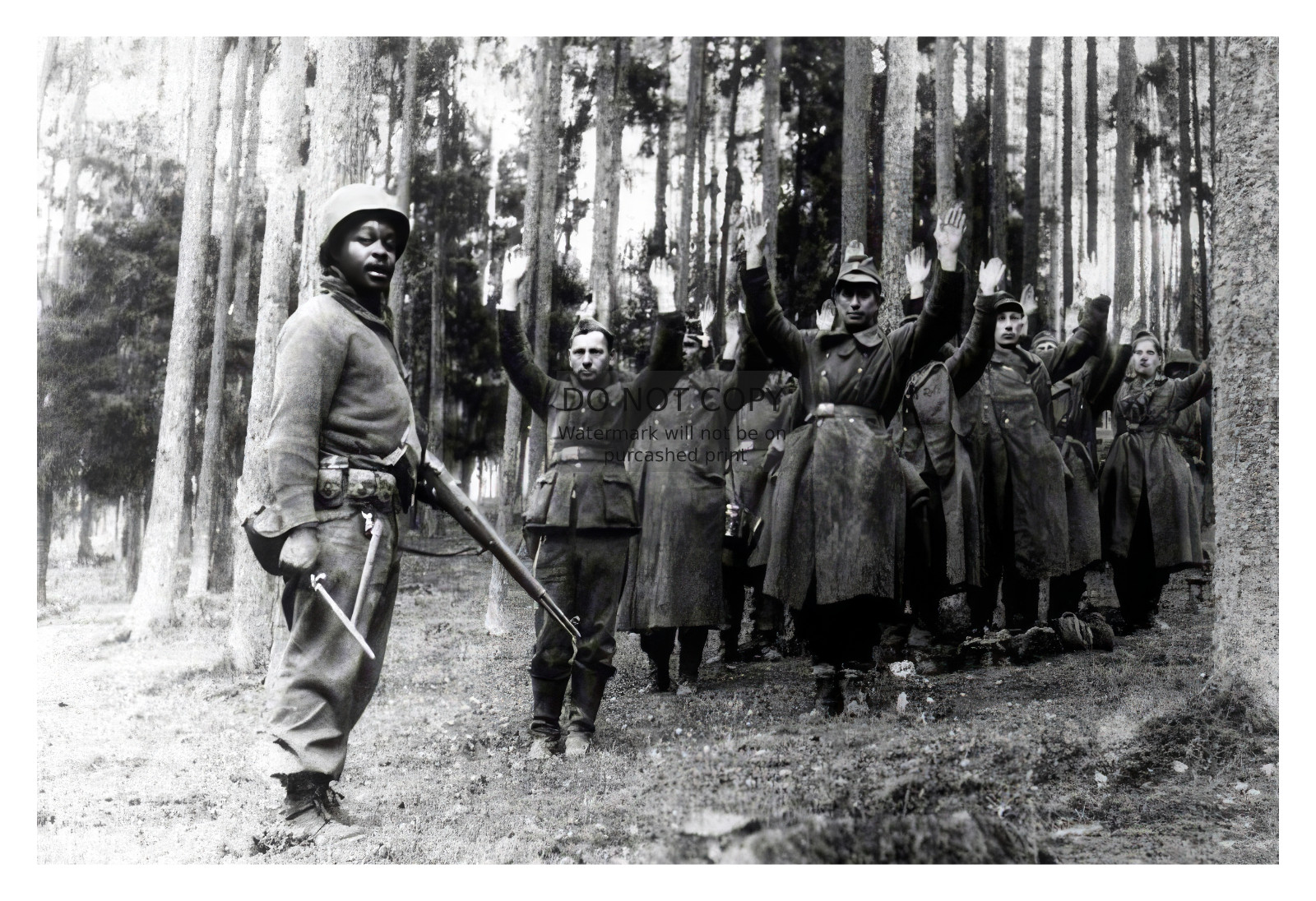 AFRICAN AMERICAN SOLDIER CAPTURES GERMAN SOLDIERS POW WW2 WWII 4X6 PHOTO