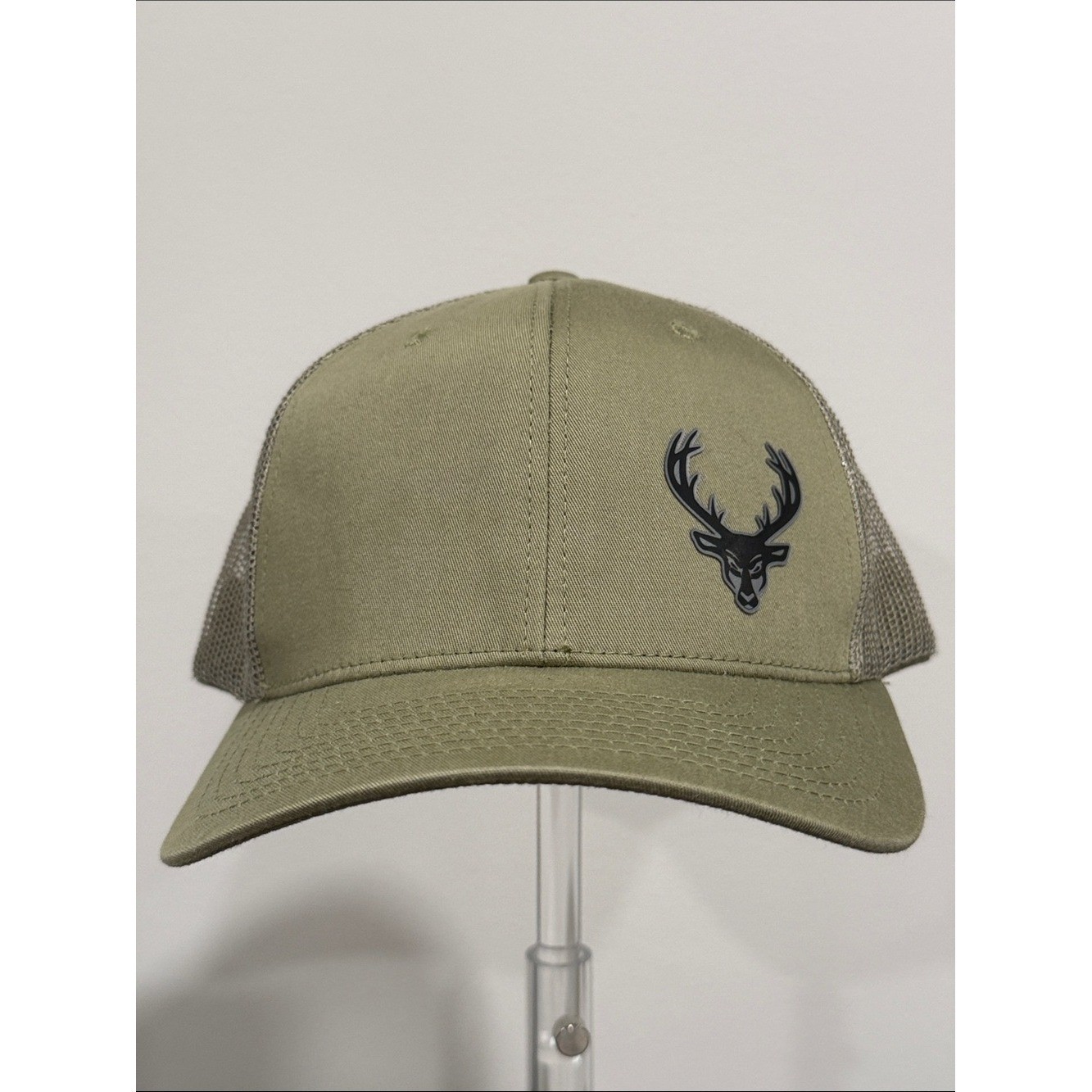 Decky Olive Green Snapback Trucker Hat with Silicone Whitetail Deer Logo Decky Olive Green Snapback Trucker Hat with Silicone Whitetail Deer Logo