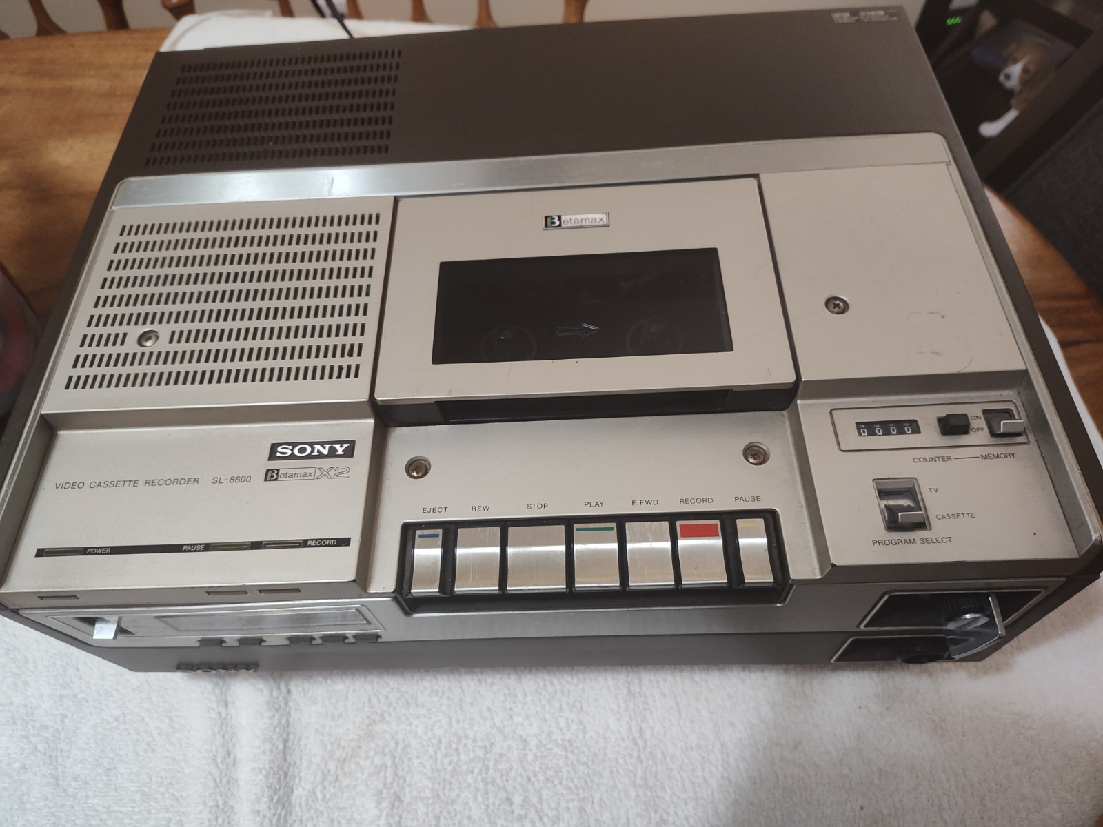 Vintage Sony Betamax Video Cassette Recorder Model SL-8600. Powers On.
