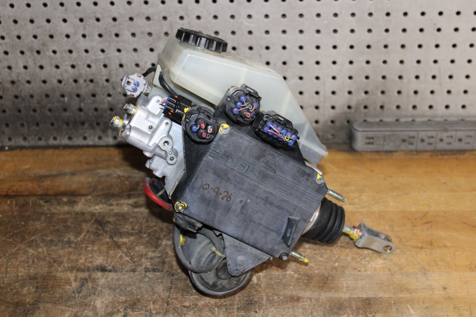 1998-05 Lexus GS300 GS400 GS430 ABS Anti Lock Brake Booster Pump Master Cylinder 1998-05 Lexus GS300 GS400 GS430 ABS Anti Lock Brake Booster Pump Master Cylinder