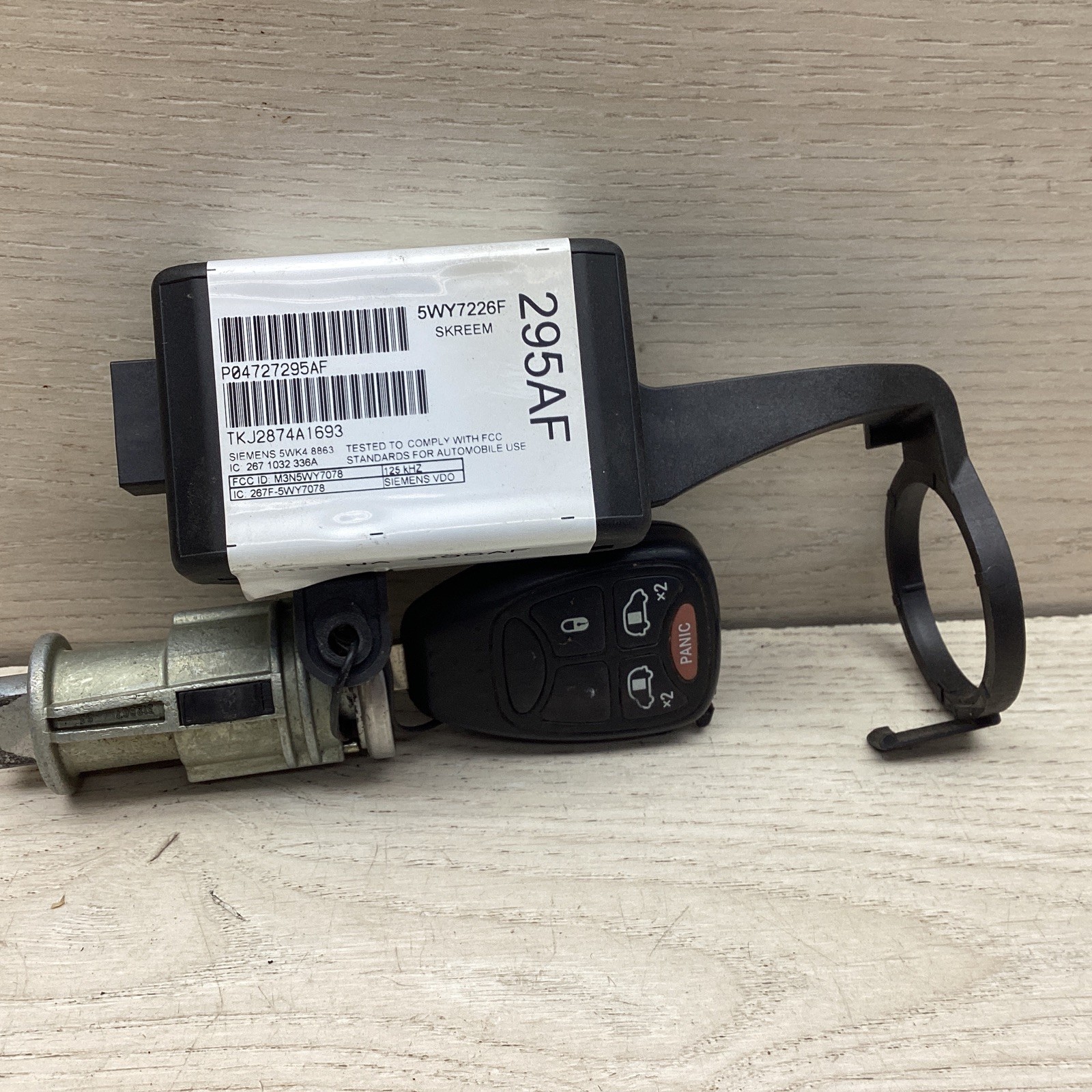 2005 Chrysler Town Country Ignition W/ Immobilizer & Anti-theft P04727295AF OEM