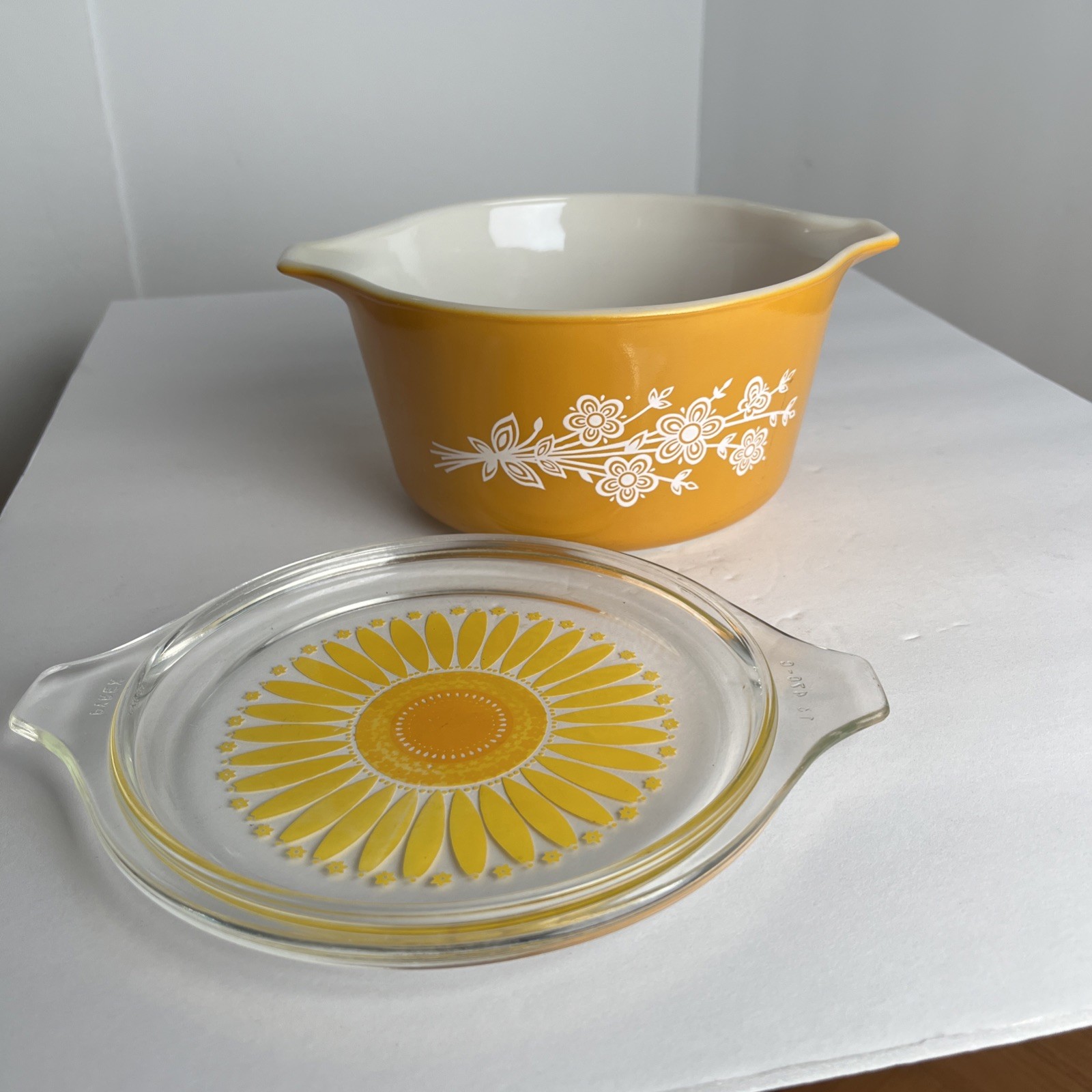 Pyrex Butterfly Gold “473-B” 1 Qt Vintage Casserole w/ Rare Daisy Lid “13 470-C”