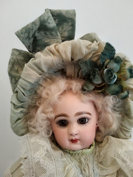 EMILE JUMEAU Antique doll, close mouth, perfect, all original. Circa 1886. 14”