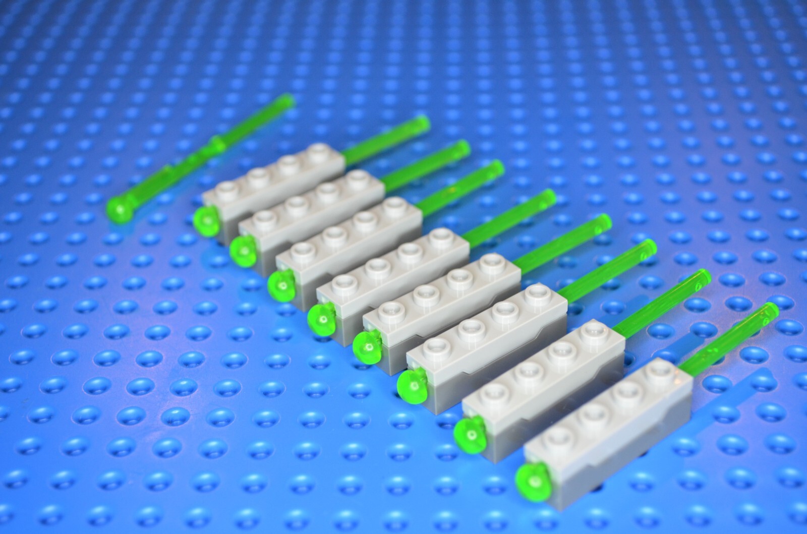 LEGO Launcher 8 Spring Shooters 15301 and 8 Green Projectiles (15303) + Spare