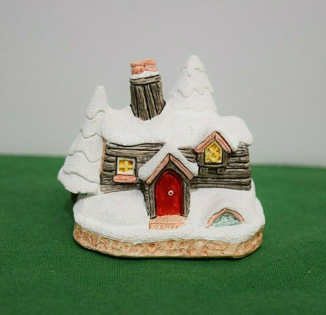 2002 David Winter Yuletide Cottage Christmas Ornament Mint in box. D1188 2002 David Winter Yuletide Cottage Christmas Ornament Mint in box. D1188