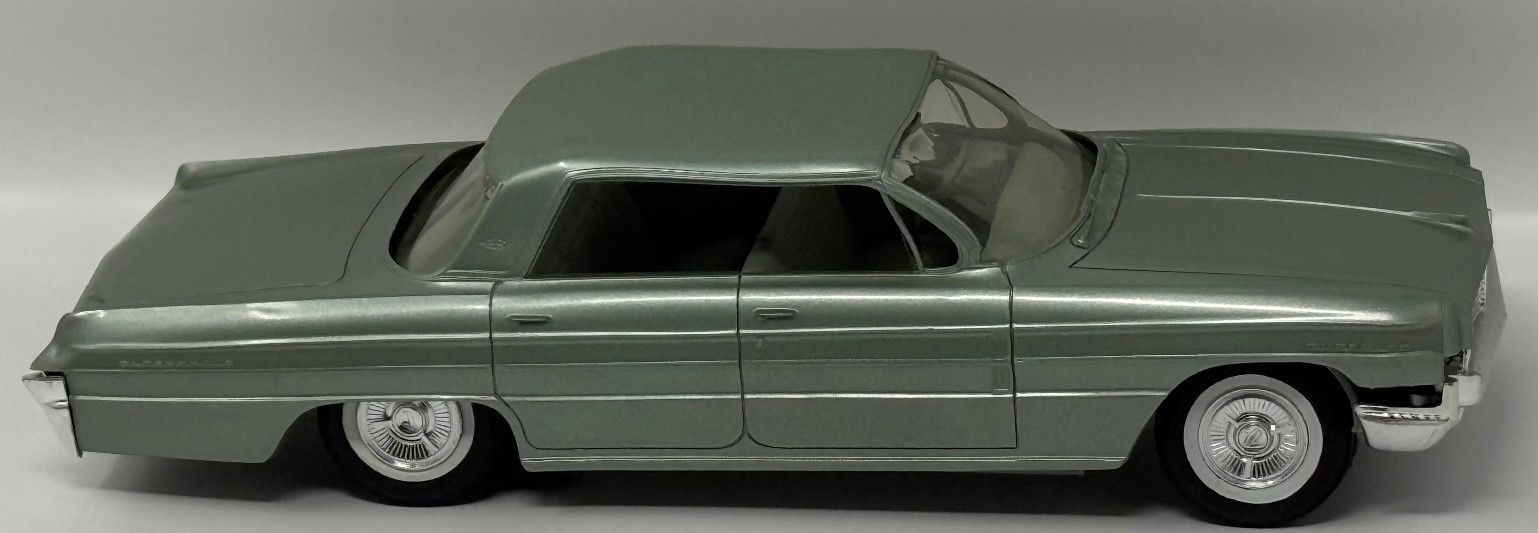 Vintage 1962 Oldsmobile Super 88 4-Door Holiday Sedan Model Car