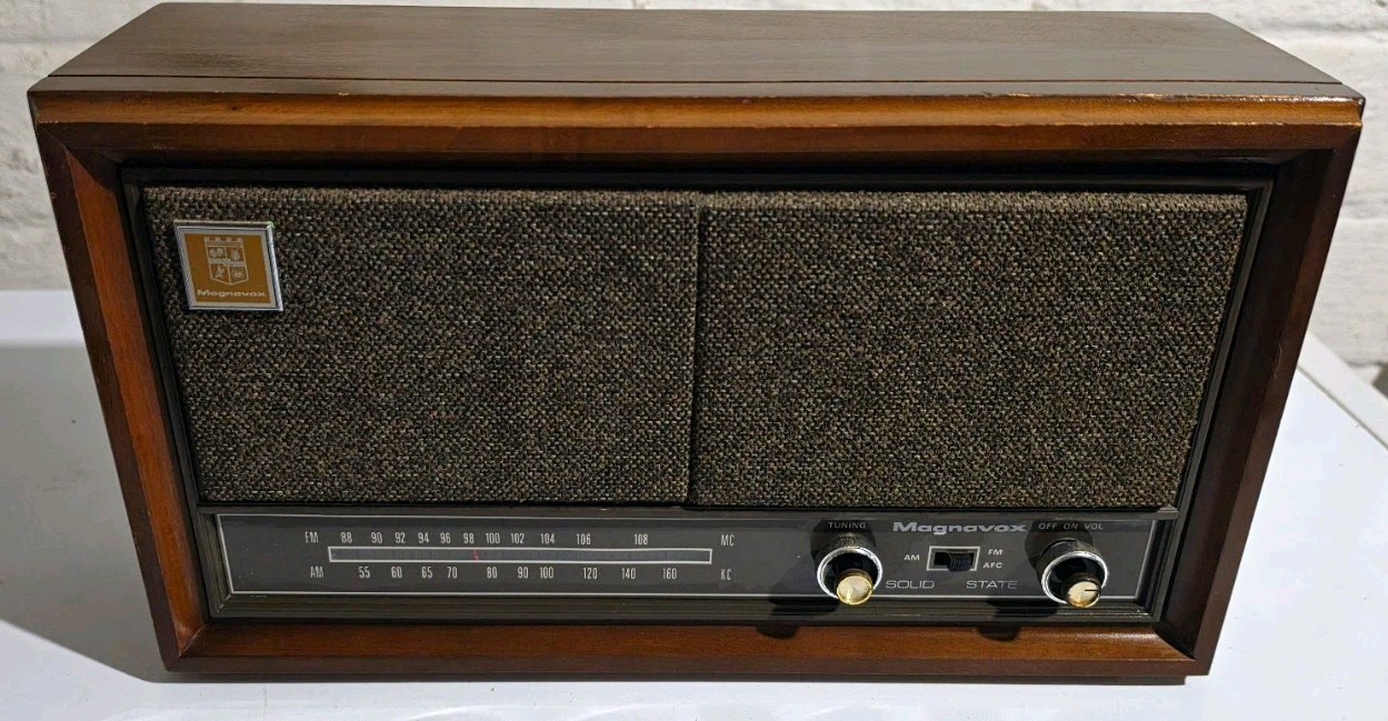 Magnavox Solid State AM/FM Radio 1R1702 w/ Tuning Knob & Volume Control Magnavox Solid State AM/FM Radio 1R1702 w/ Tuning Knob & Volume Control