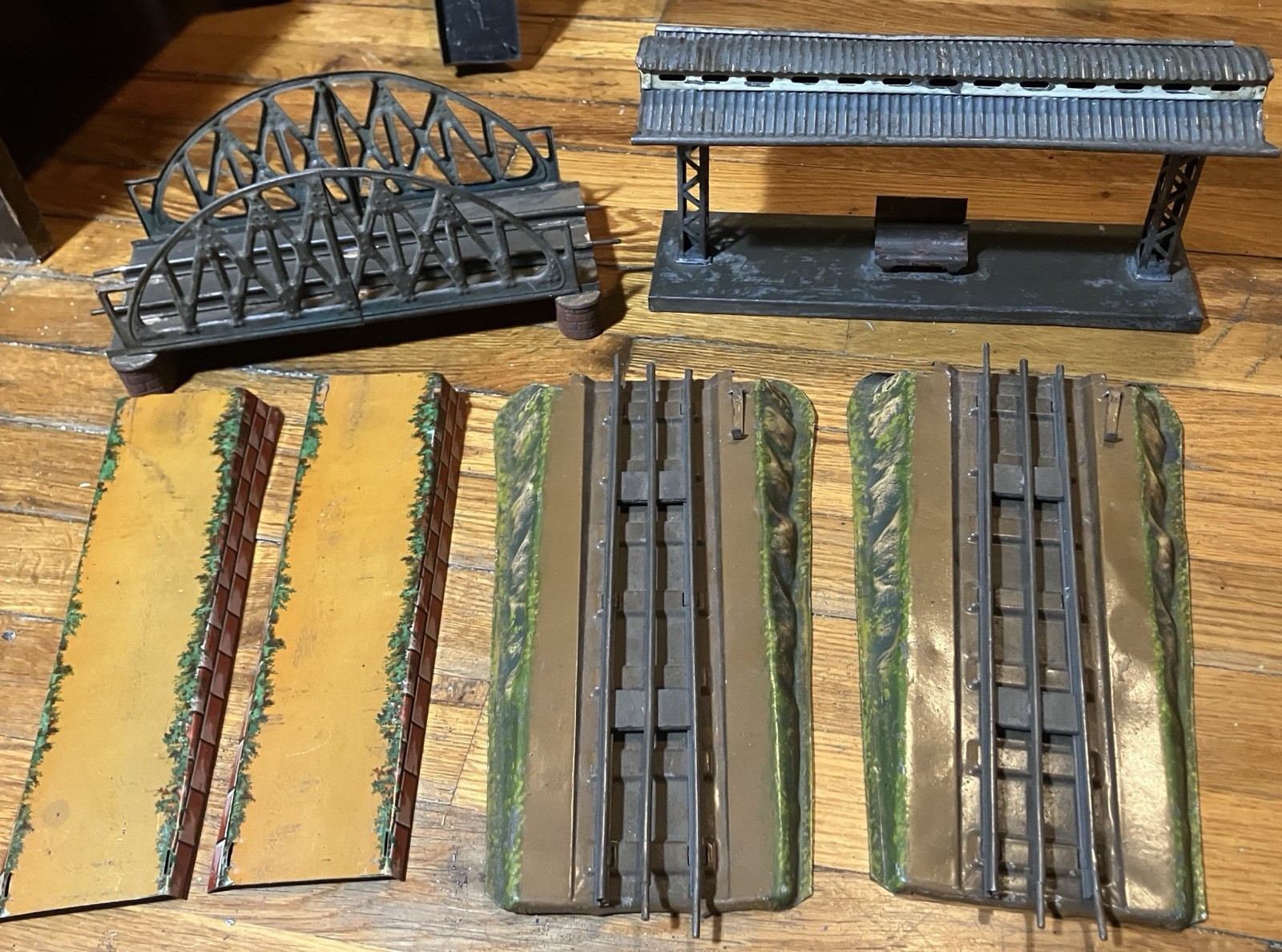 Prewar Bing GBN 0 Gauge Hand Painted Train Accessories - Bridge And Canopy Prewar Bing GBN 0 Gauge Hand Painted Train Accessories - Bridge And Canopy